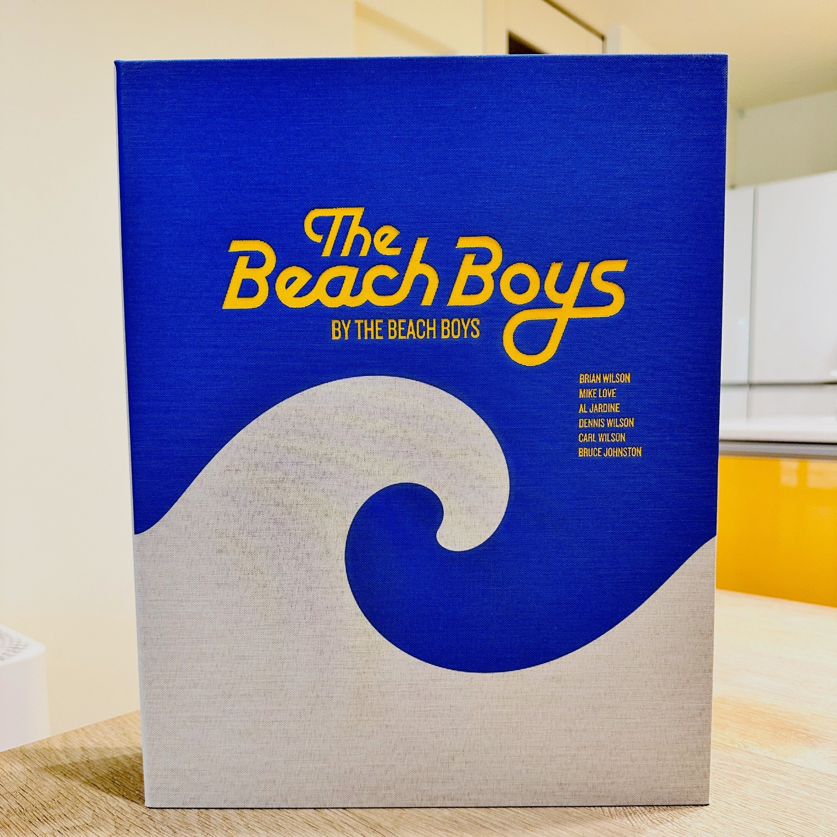 全世界500冊限定、ビーチ・ボーイズのサイン入り豪華本が到着！ 『The