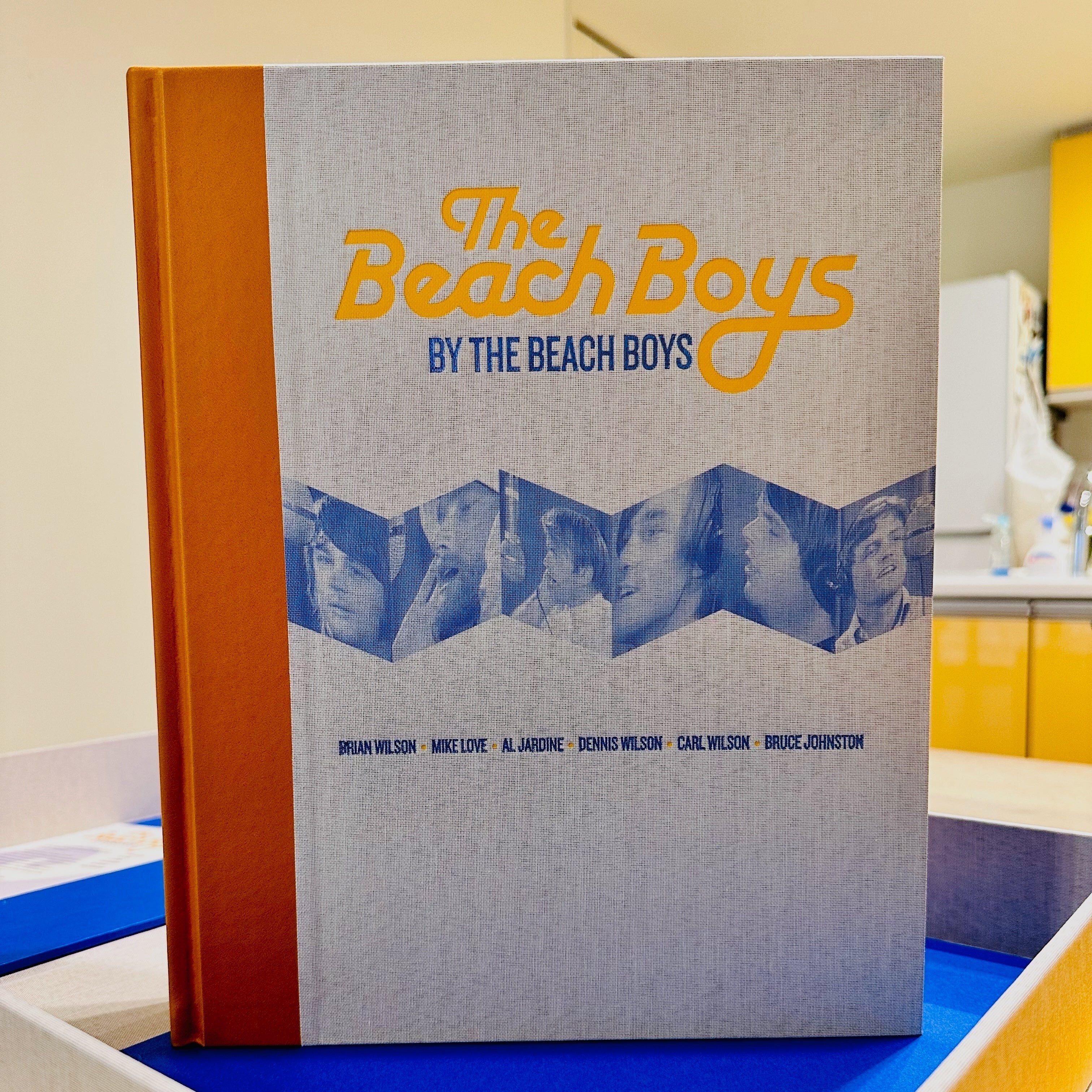 全世界500冊限定、ビーチ・ボーイズのサイン入り豪華本が到着！ 『The