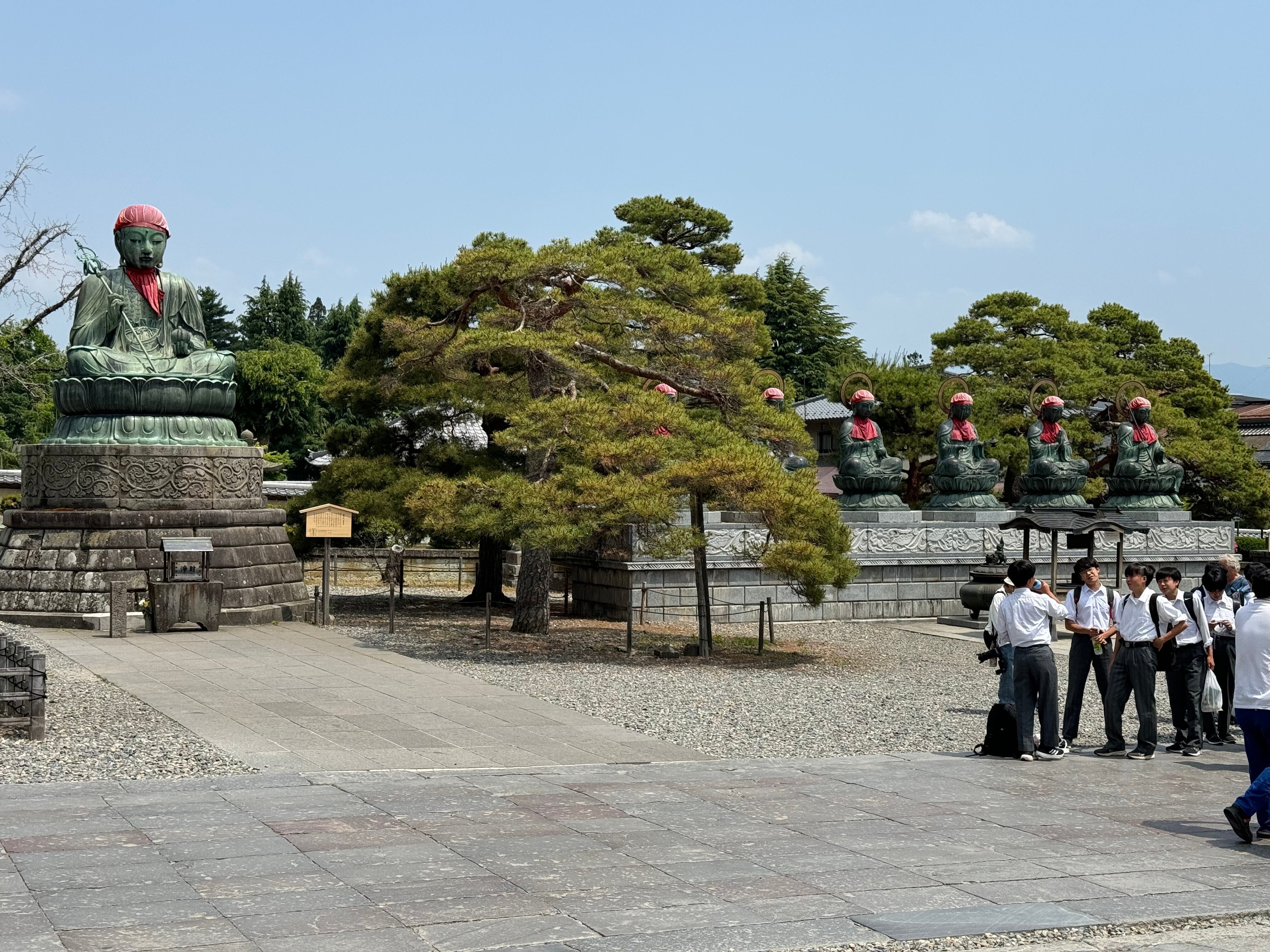 戦時下、金属供出させられた善光寺の六地蔵と残された濡れ仏ーその存在