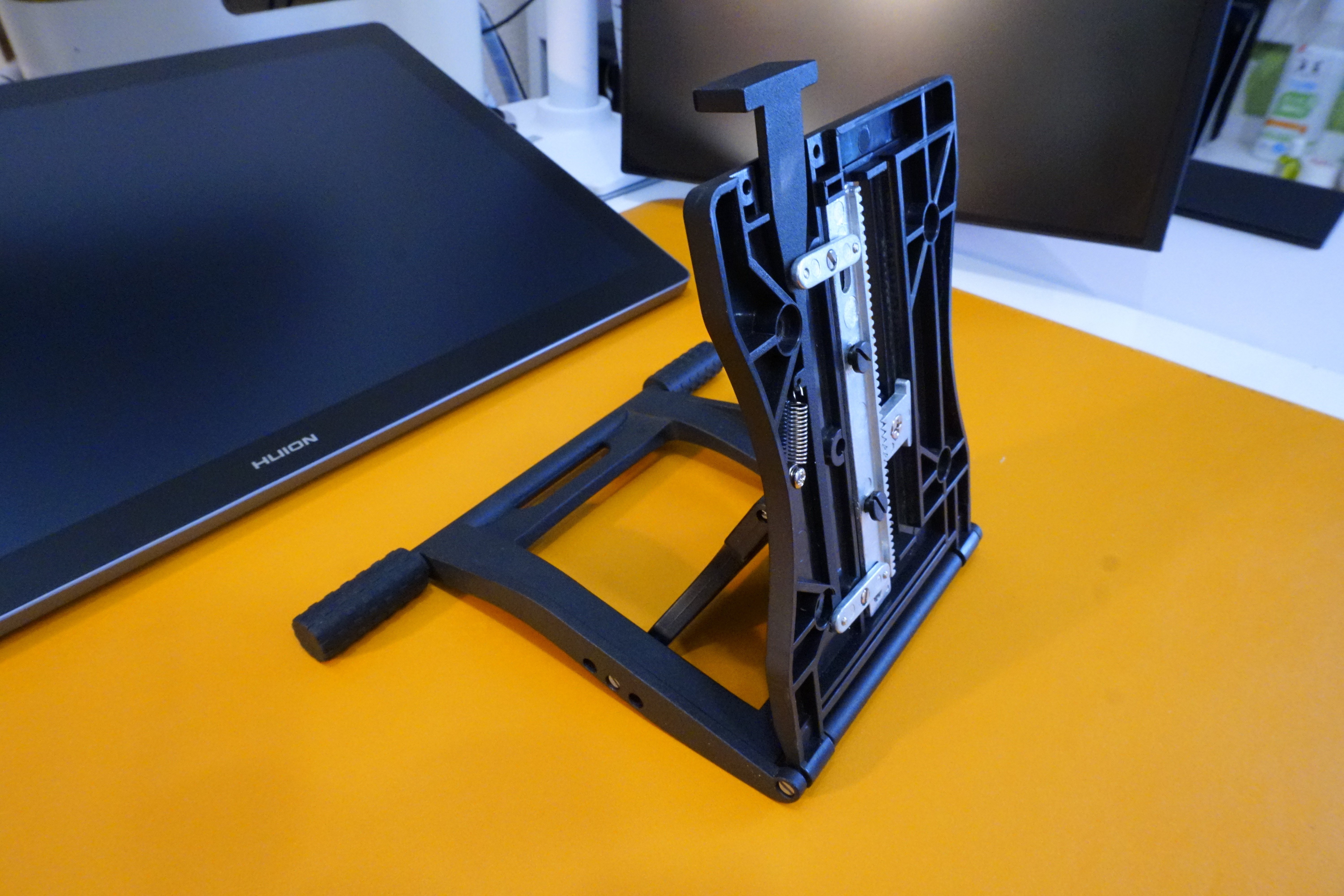 液タブ愛用者向け！Kamvas Pro 19のスタンド探しで見つけた最終的な