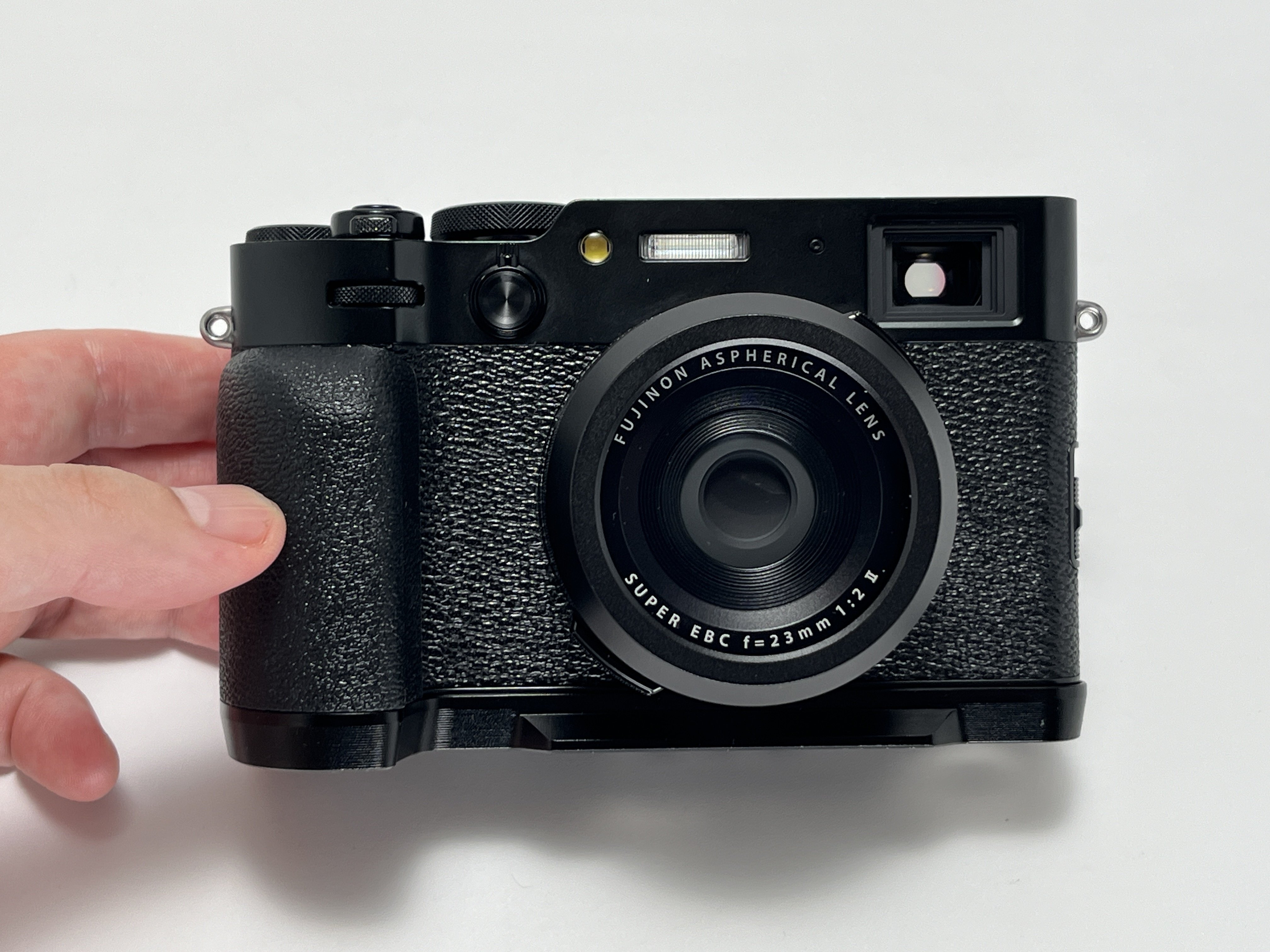 FUJIFILM X100VIにグリップを付けてみた話｜KuroBox