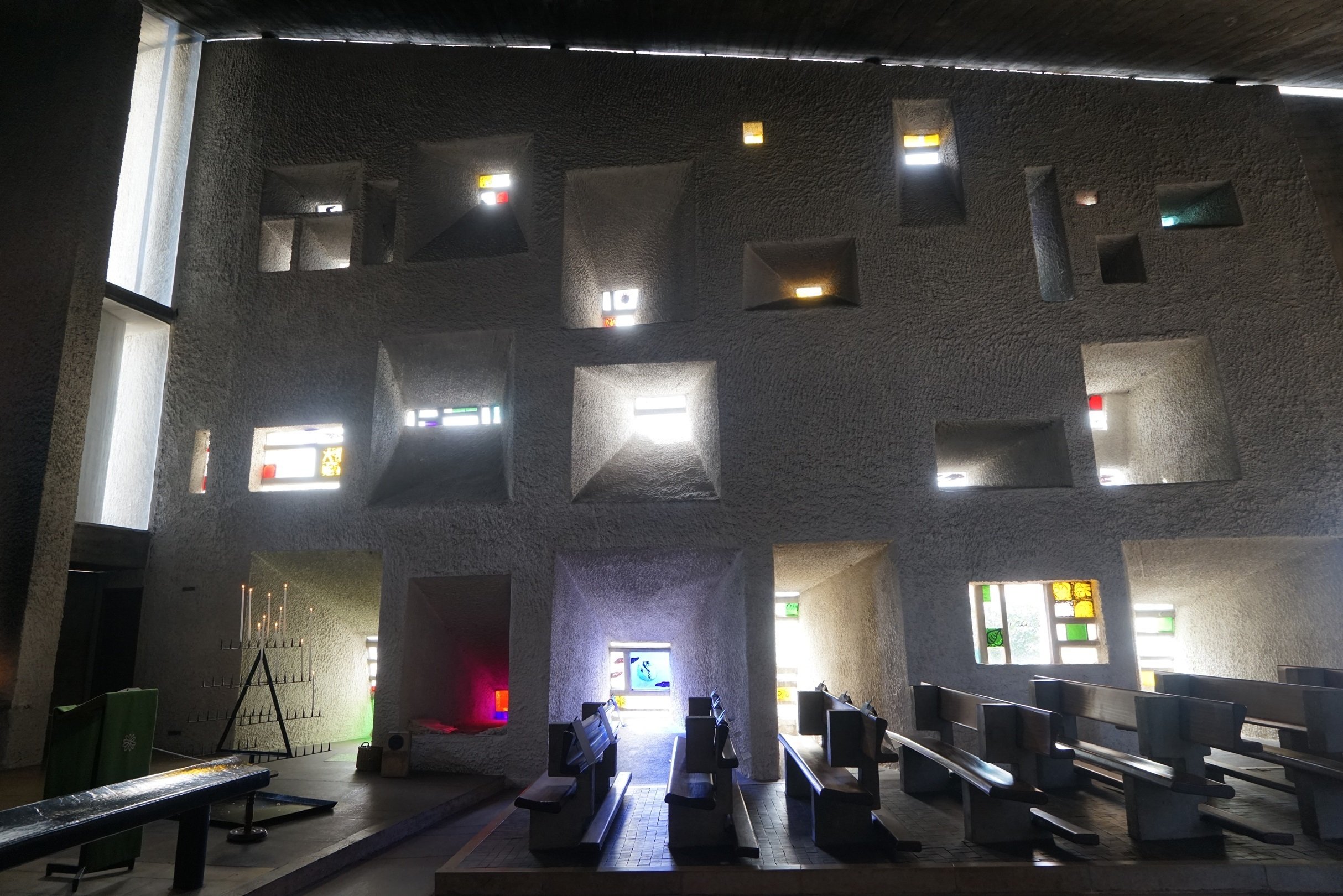 ル・コルビジェ設計のロンシャン礼拝堂｜J plus S