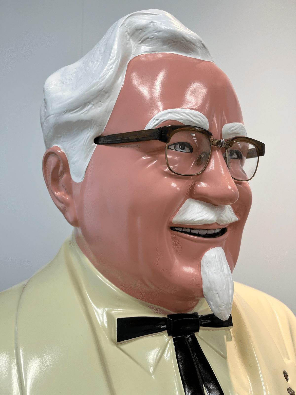 KFCのシンボル、カーネル立像~知られざる驚きのエピソード