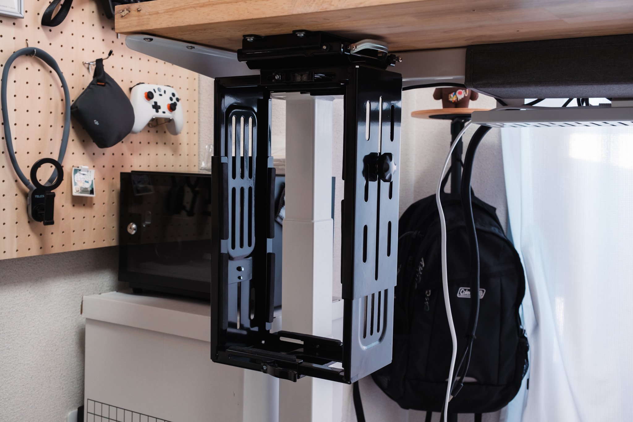 FlexiSpot純正CPUスタンド CH1」でデスクトップPCを浮かせてデスク周り