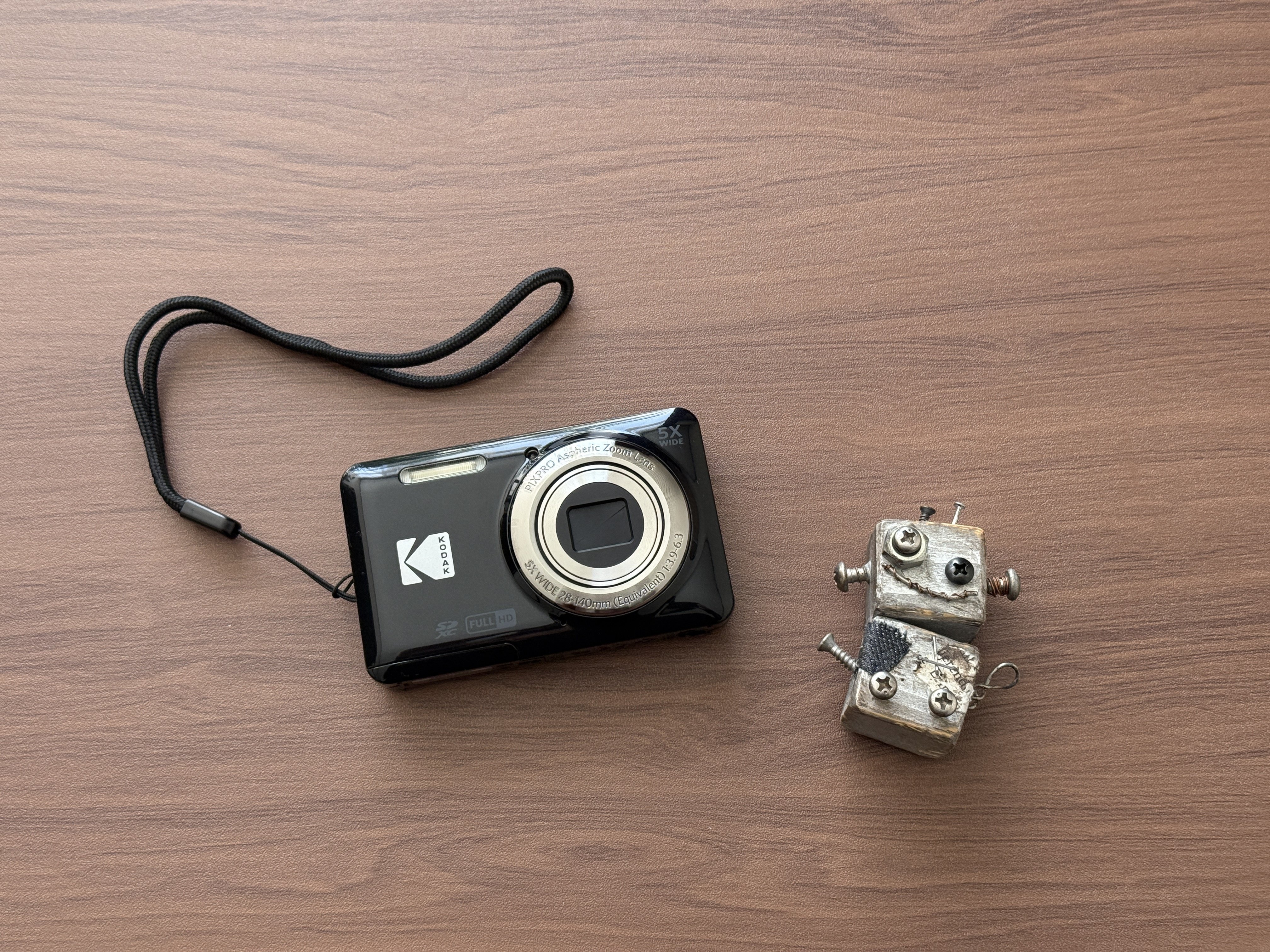 フィルム風に撮れる！？】新品で買える”オールドコンデジ”Kodak FZ55の