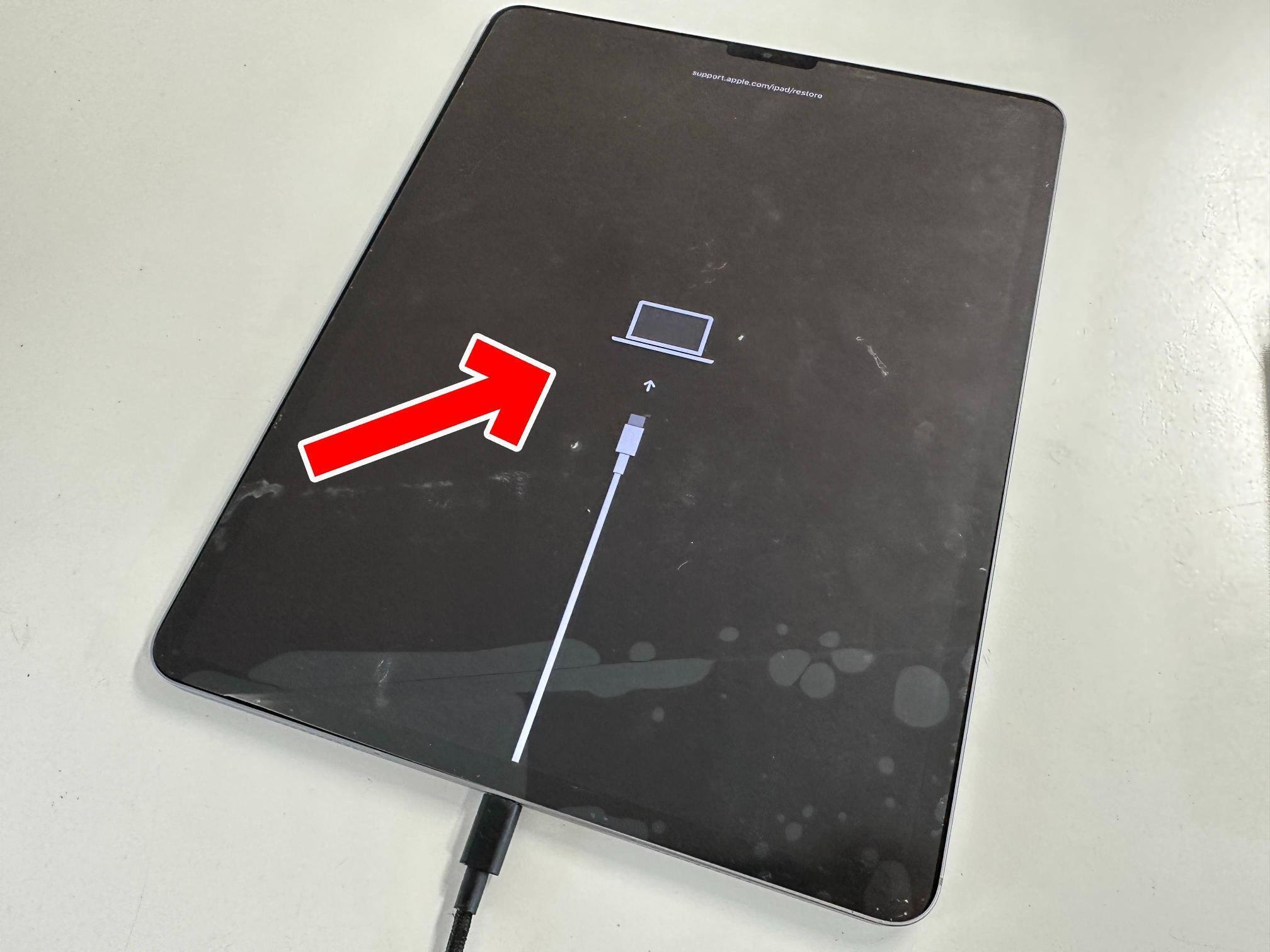 iPadPro12.9第6世代の電源ボタン修理を16280円で対応中！陥没して