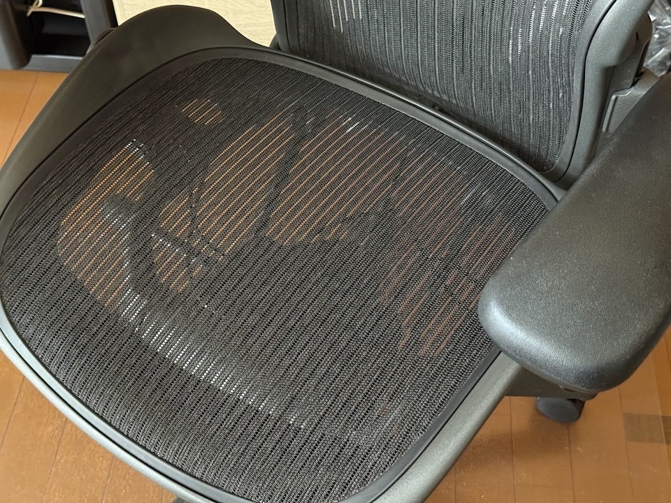 アーロンチェアの座面・背面メッシュを自力（DIY）で新品に交換して