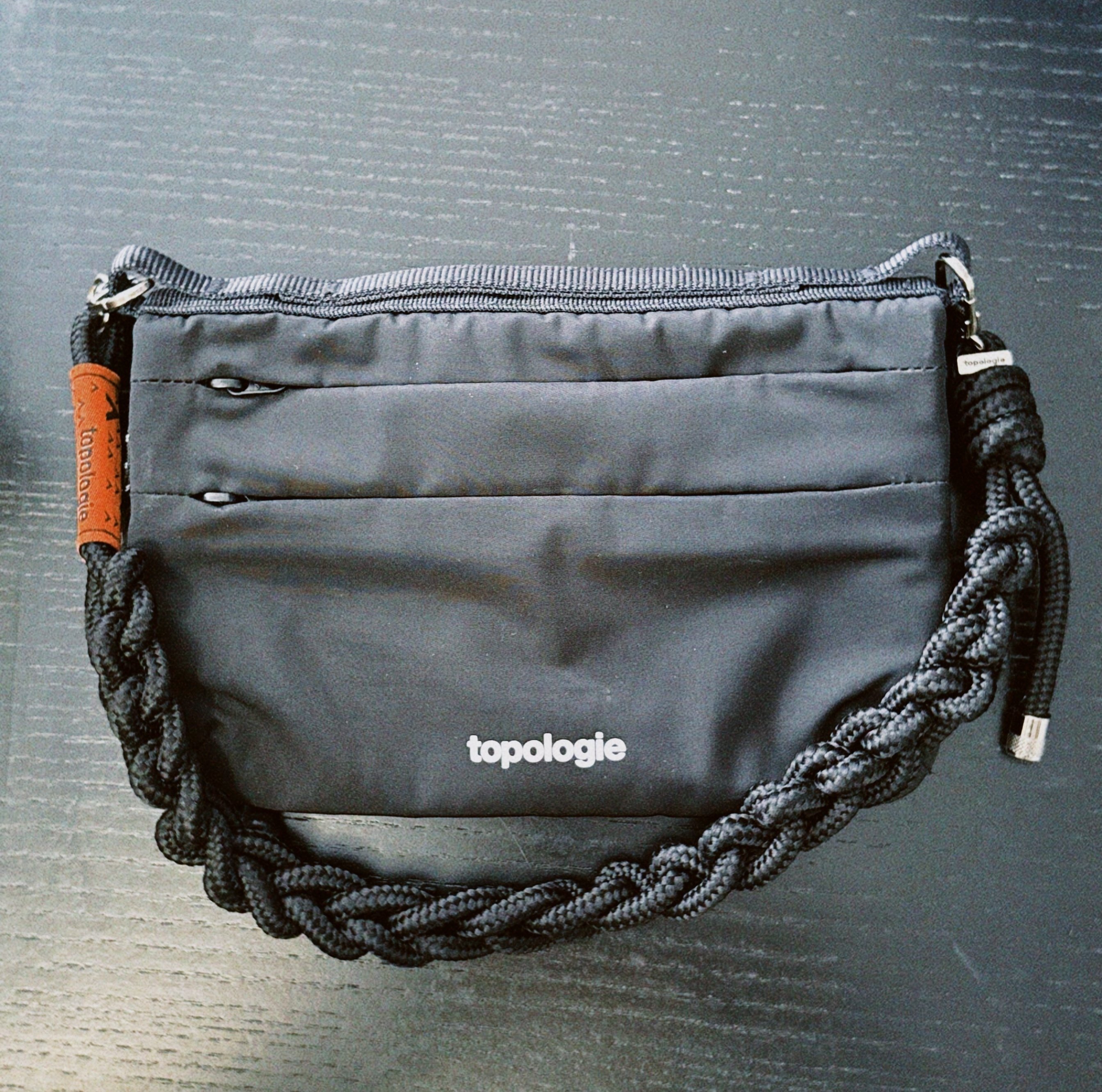 ポケット代わりに大活躍】topologie Phone Sacoche 90の使い勝手を徹底