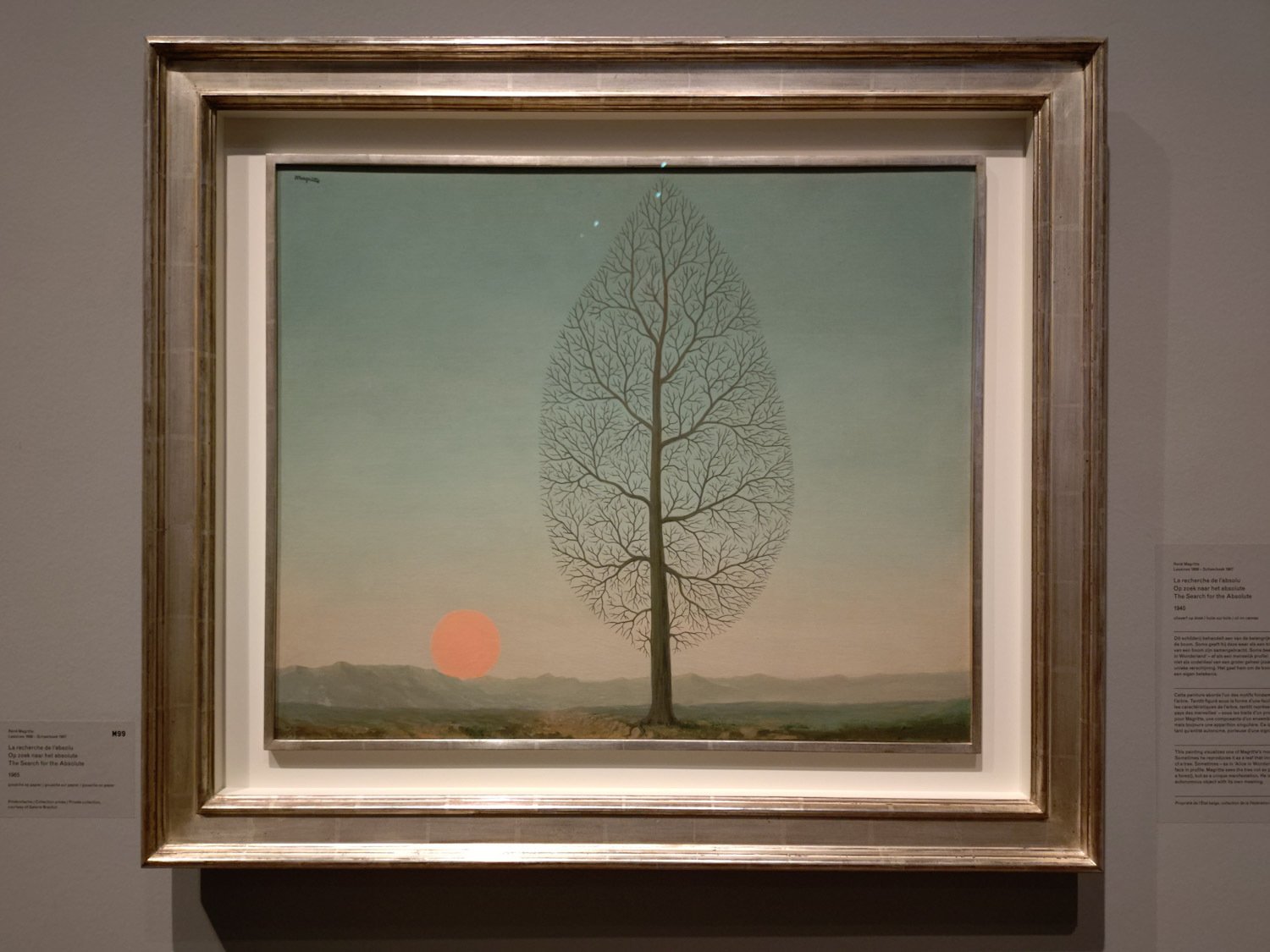 KMSKAのマグリット展：『Magritte: La ligne de vie』 – 現実の境界を