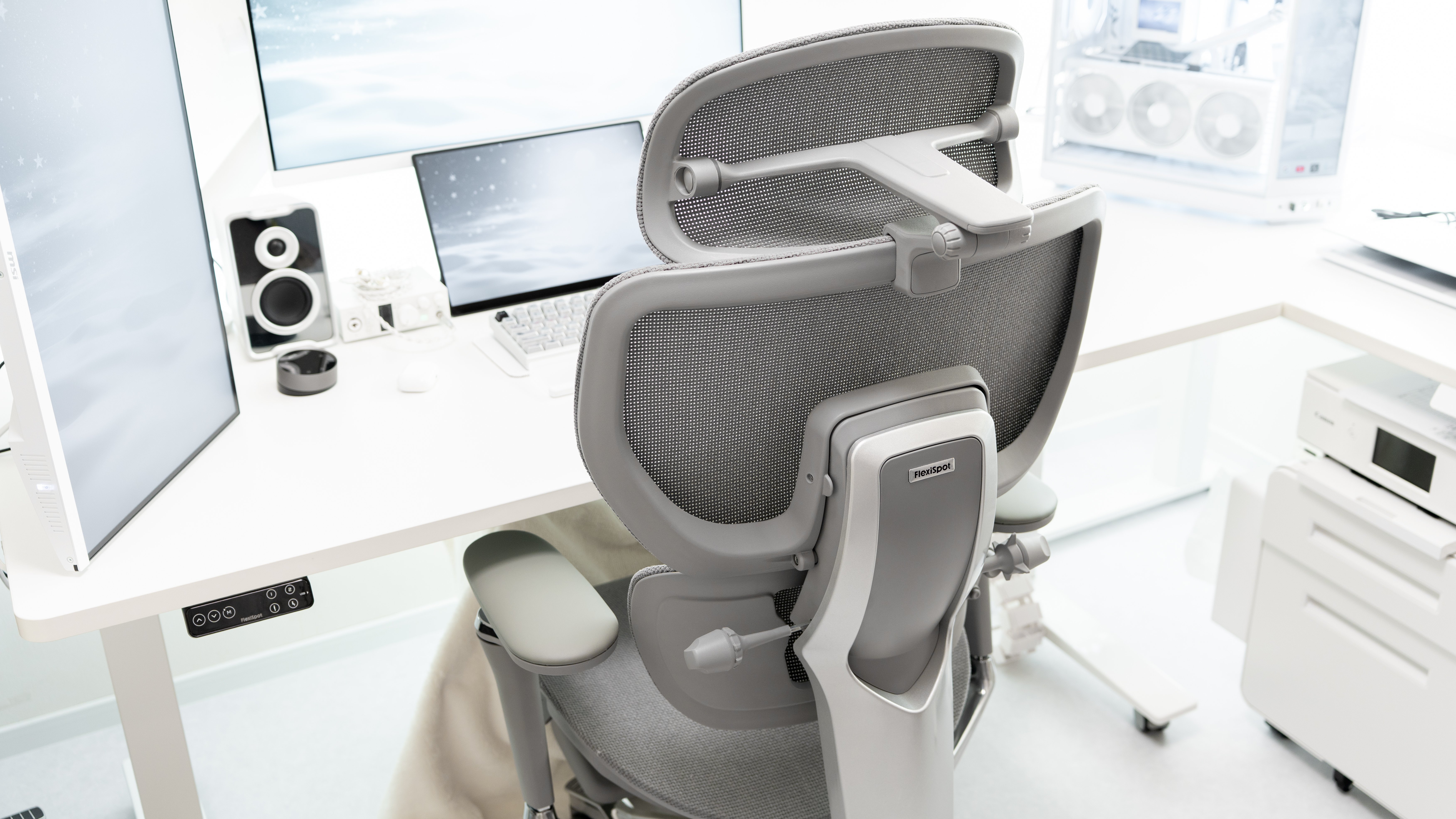 写真で見る『FlexiSpot C7 Morpher グレー』の色味。「理想の白デスク