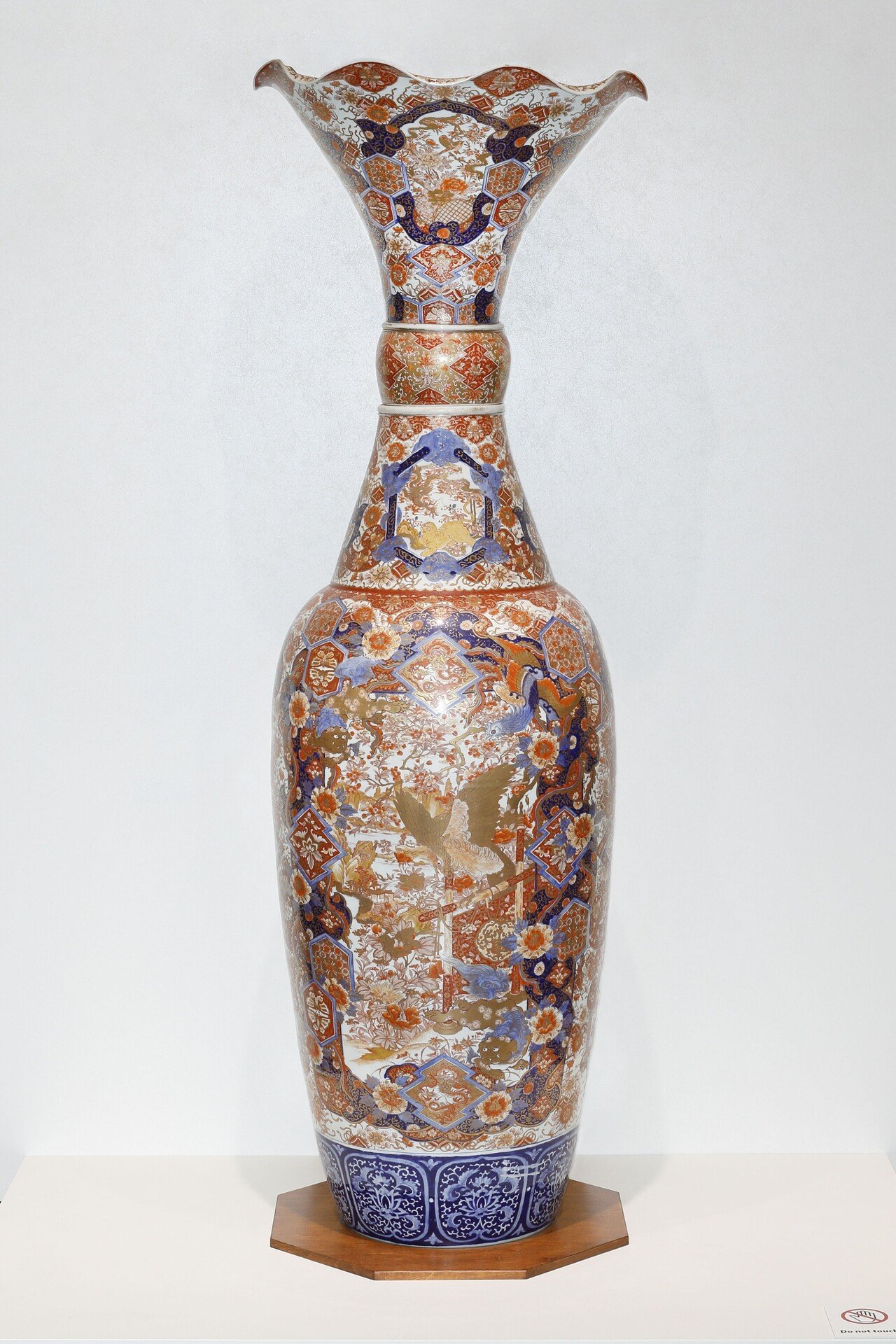 西洋人もびっくり！高さ約2メートル、有田焼の大花瓶｜横山美術館