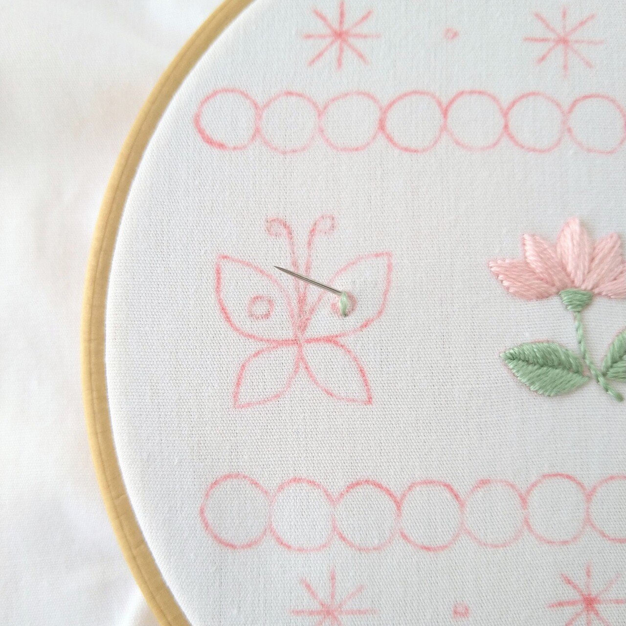 2色の刺繍糸で楽しむ花と蝶の刺繍図案* ステップ4 〜蝶の刺繍1