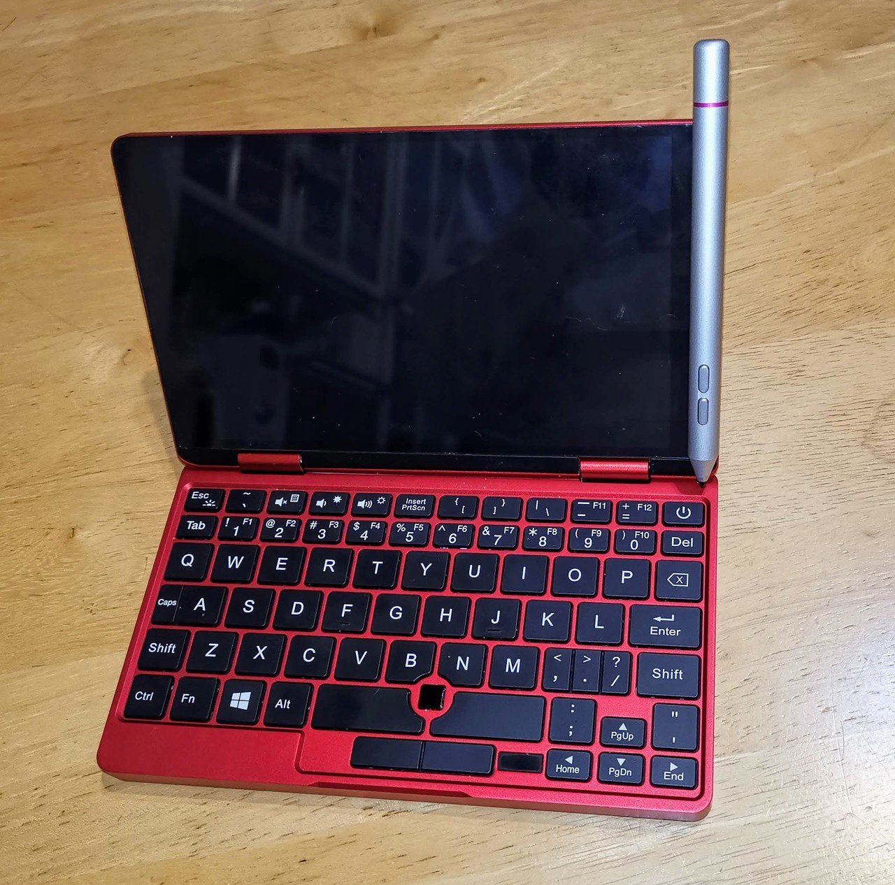 旅の相棒に最高！ コンパクトかつ驚異的に高性能な One-Netbook OneMix