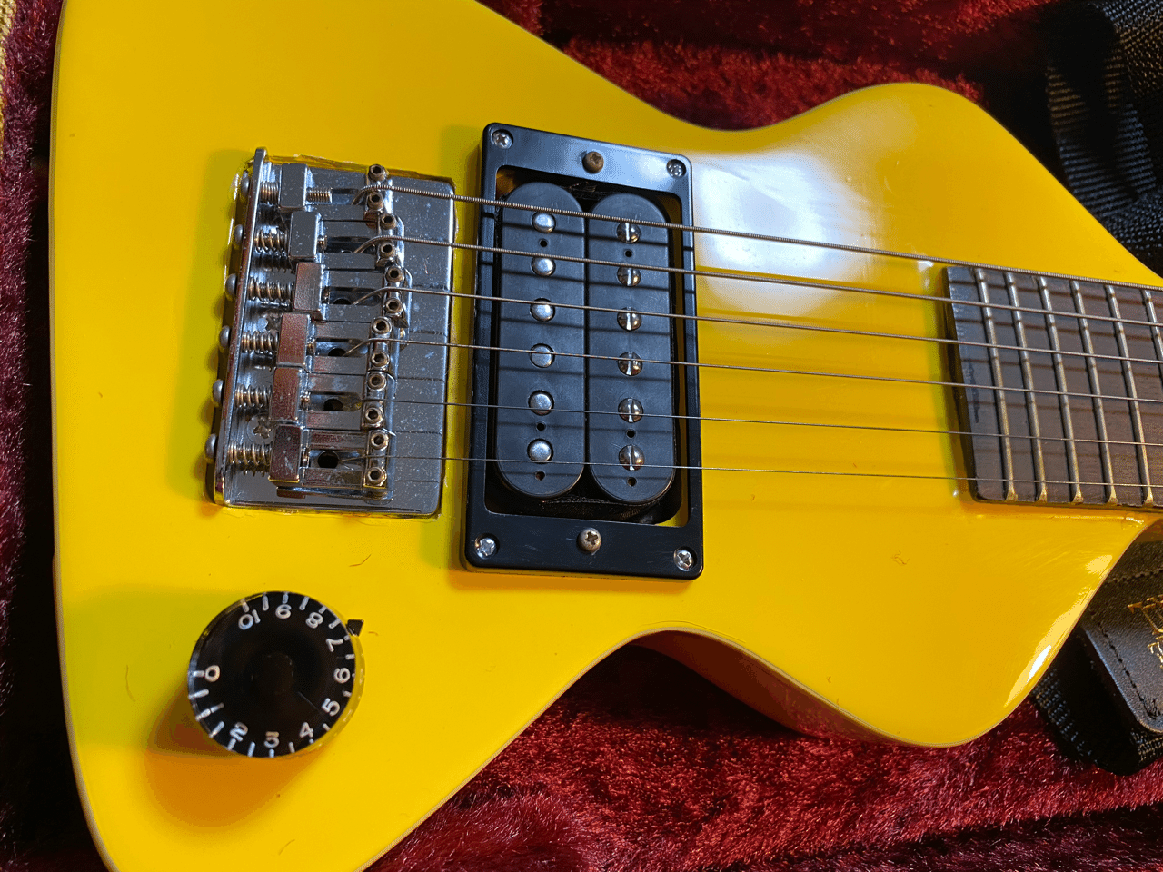 BTTFのOPに登場するあの黄色い小さいギターについて｜Ash / アッシュ