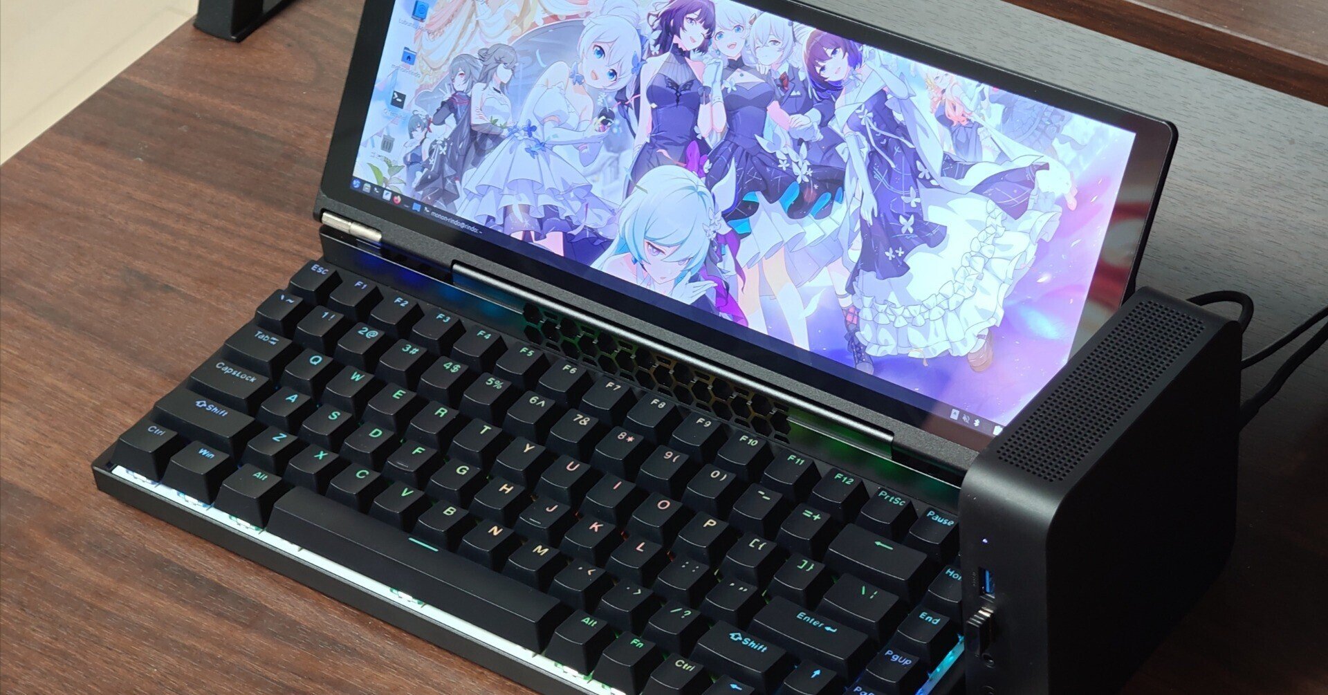 サンコーの10インチモニター搭載メカニカルキーボード（KWSD25CBK）に