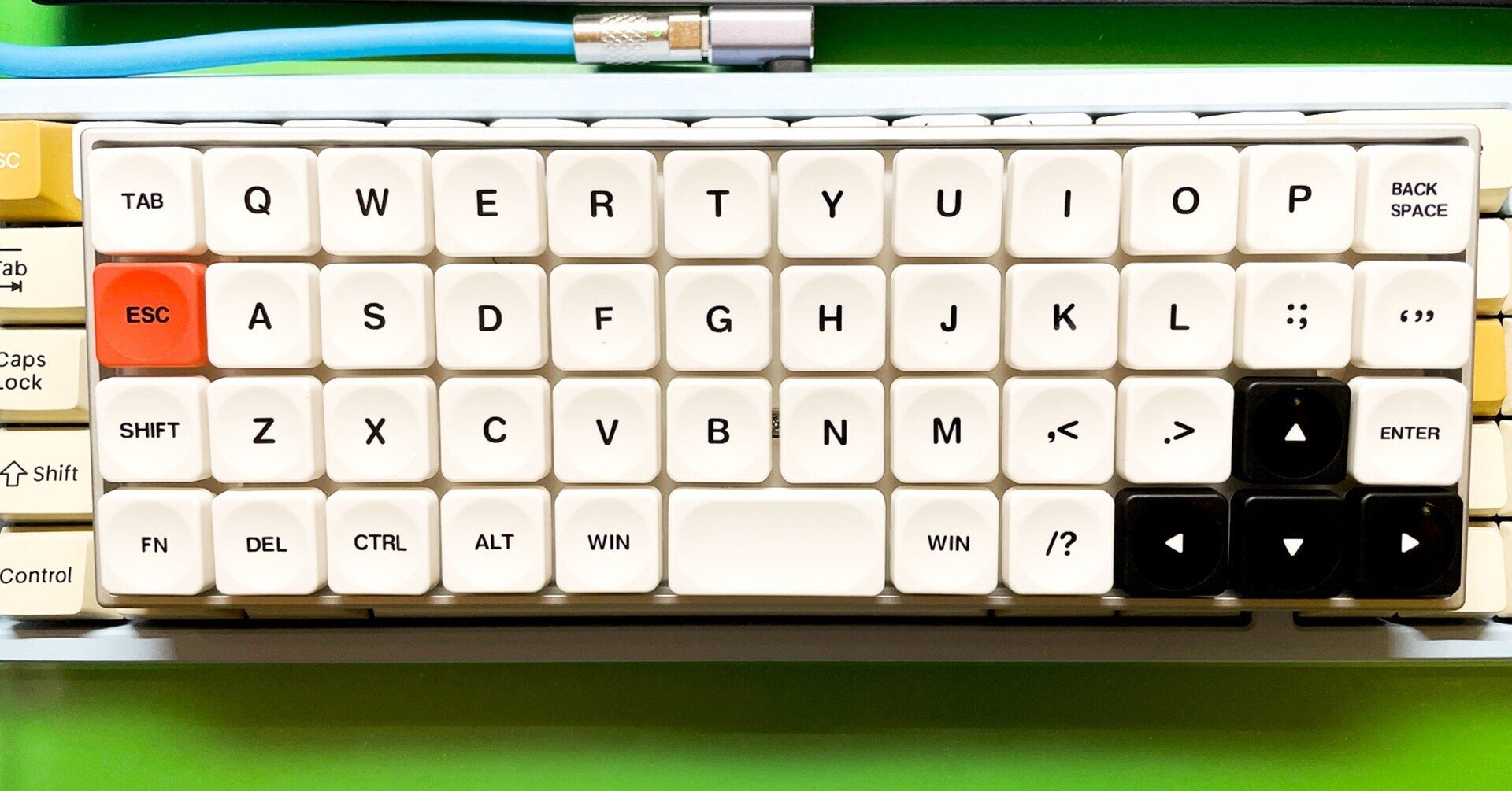 思った以上にコンパクト、40%キーボードな「Geonix Rev.2」が届いた