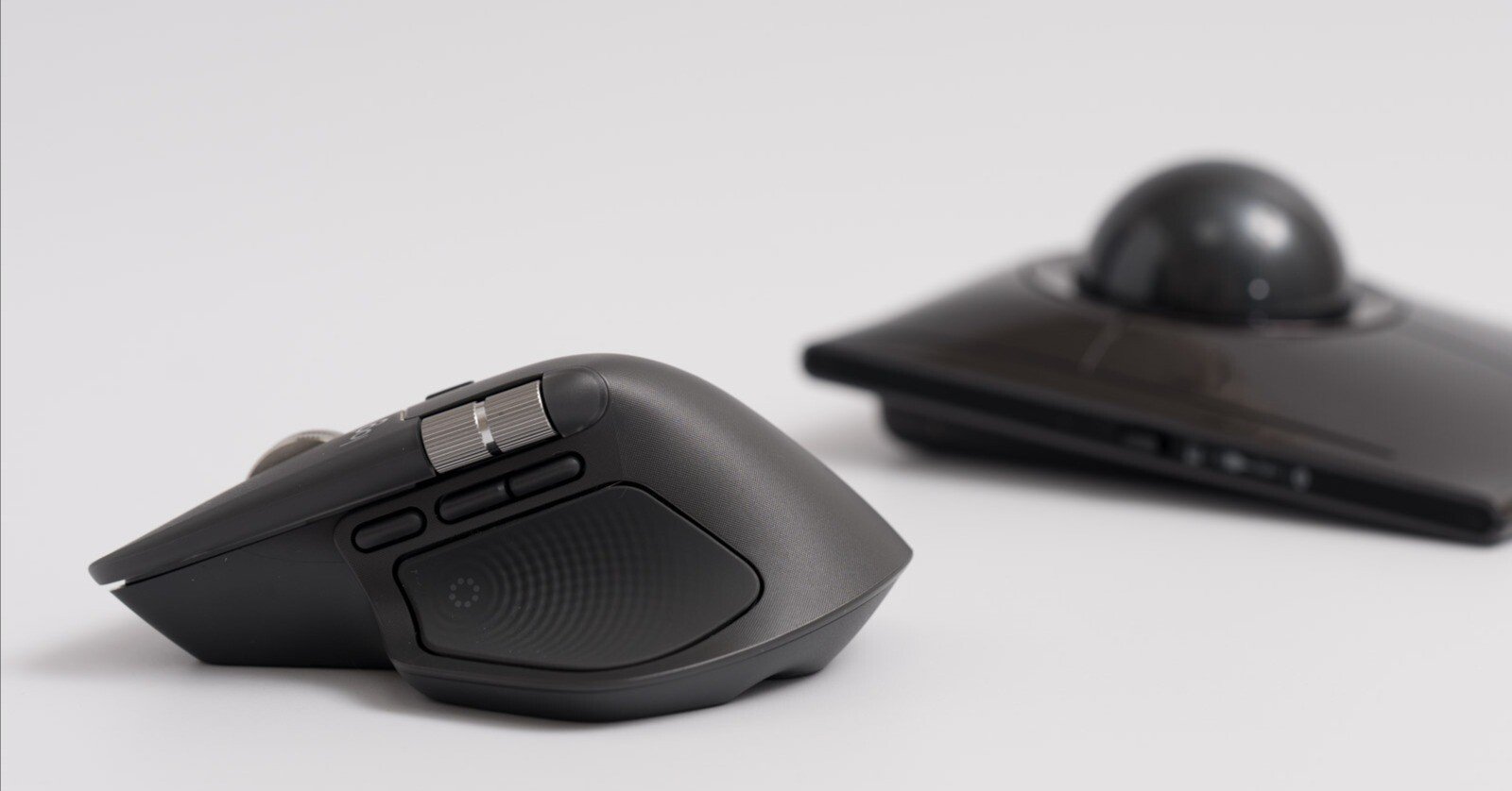 楽しみにしていたMX MASTER 4が届いたのに、トラックボールから離れ