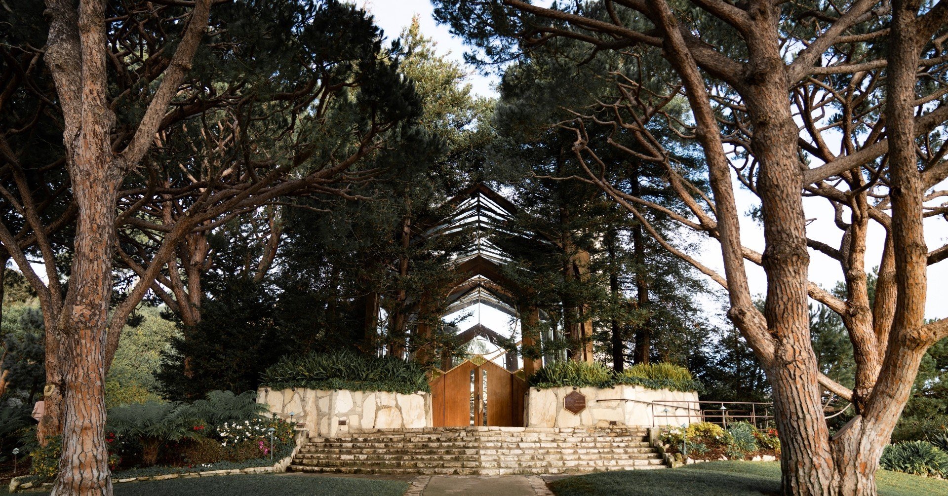 セレブが結婚式をあげる美しいガラスの教会とは？｜ハイボルUSA／海外