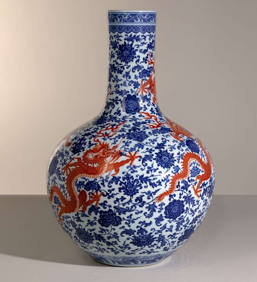 估价180倍落槌！乾隆穿花龙纹天球瓶RMB 5,600万成交| 拍卖新闻| THE