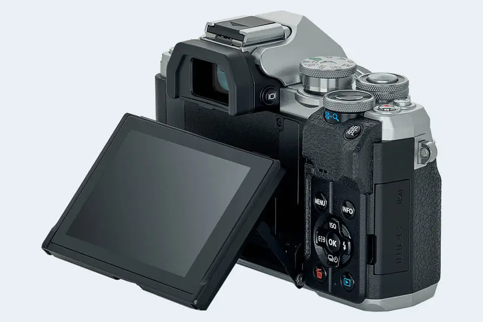 Olympus E-M10 IV: does it have a selfie screen?
