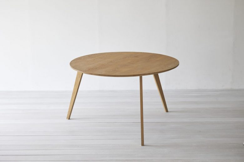 3本脚の丸テーブル|HOUSAI|藤原・室 建築設計事務所|建築家|大阪
