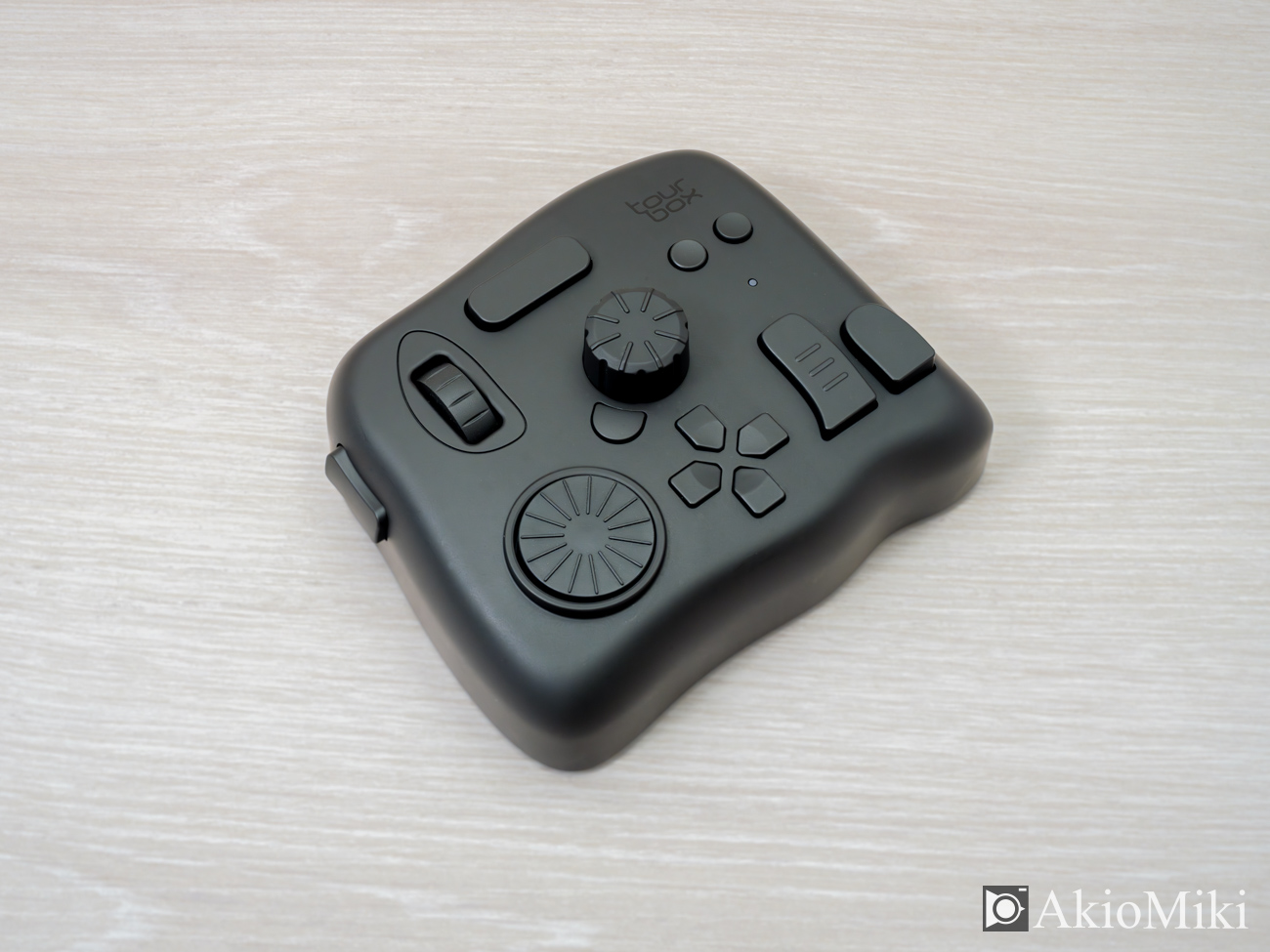 6ヶ月間のレビュー】TourBox Eliteを徹底解説！外観から初期設定も紹介