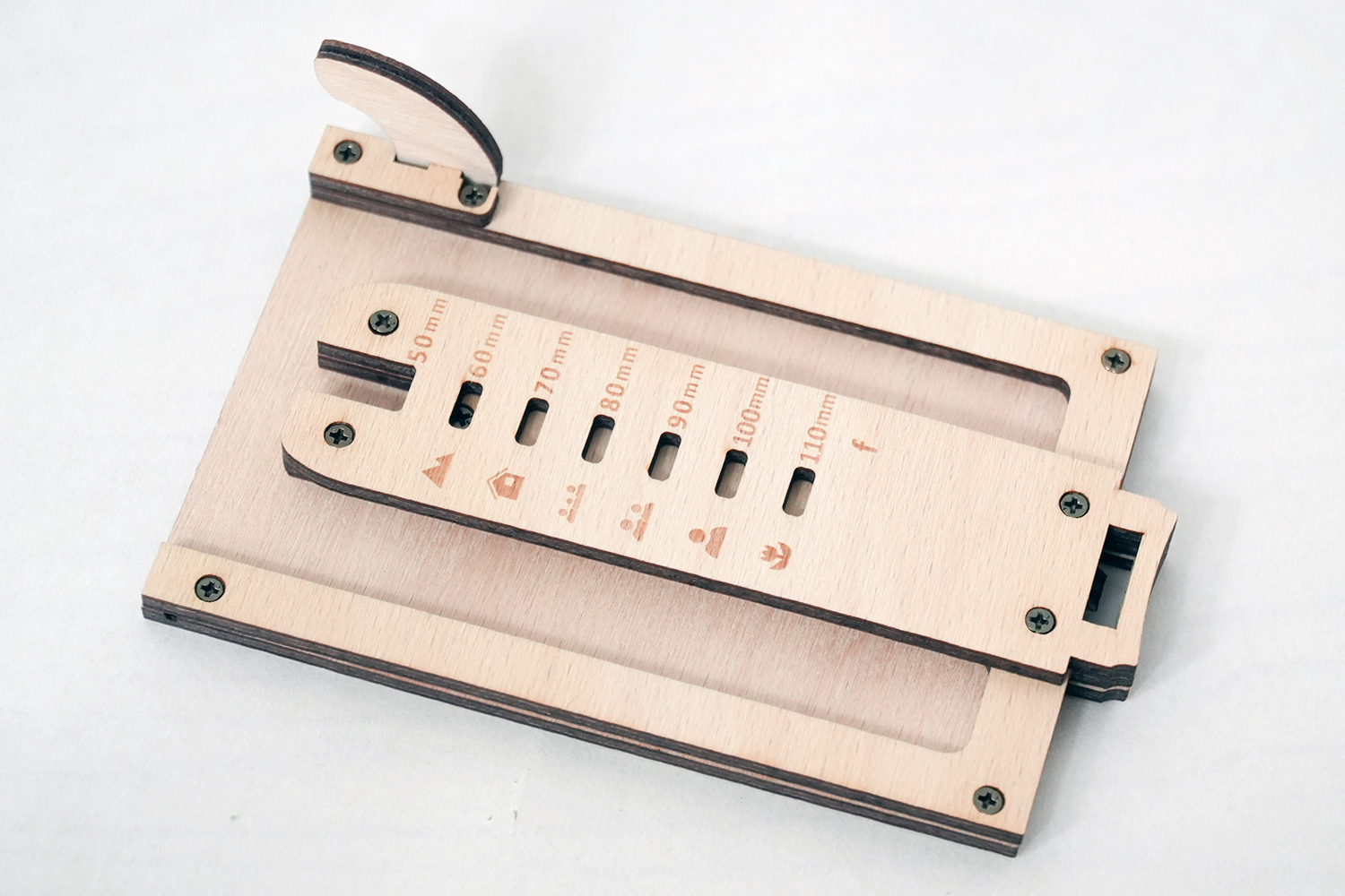 カメラ本体を好きなカラーにアレンジできる！組み立て式のDIY「木製