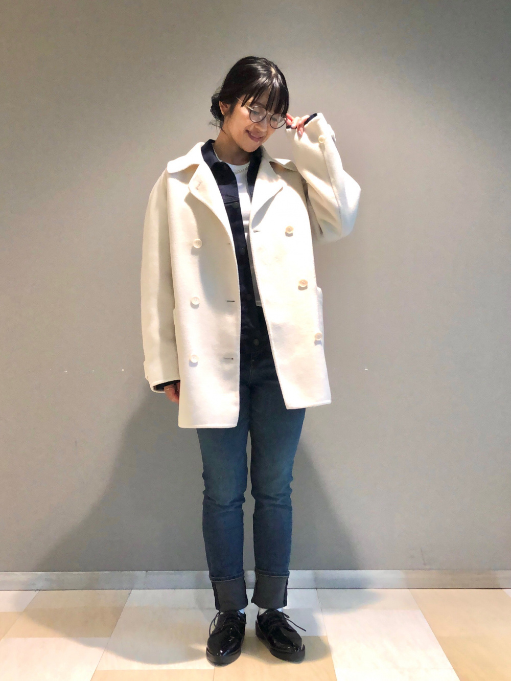 ダブルフェイスハーフコート、ラムクルーネックセーター」の着用