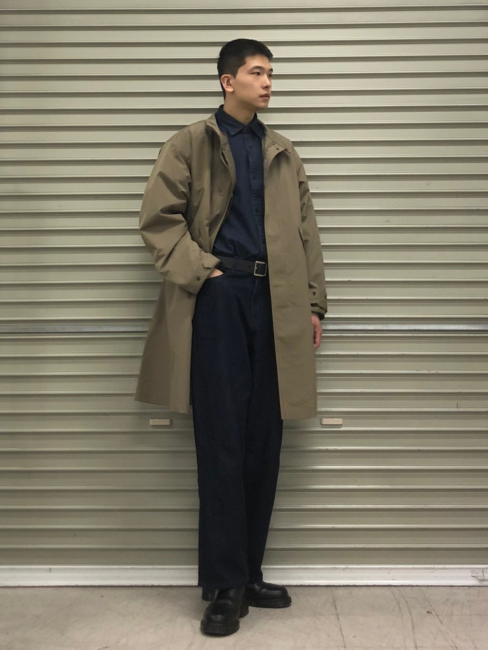 ウィンドプルーフ2WAYコート、カシミヤクルーネックセーター」の着用