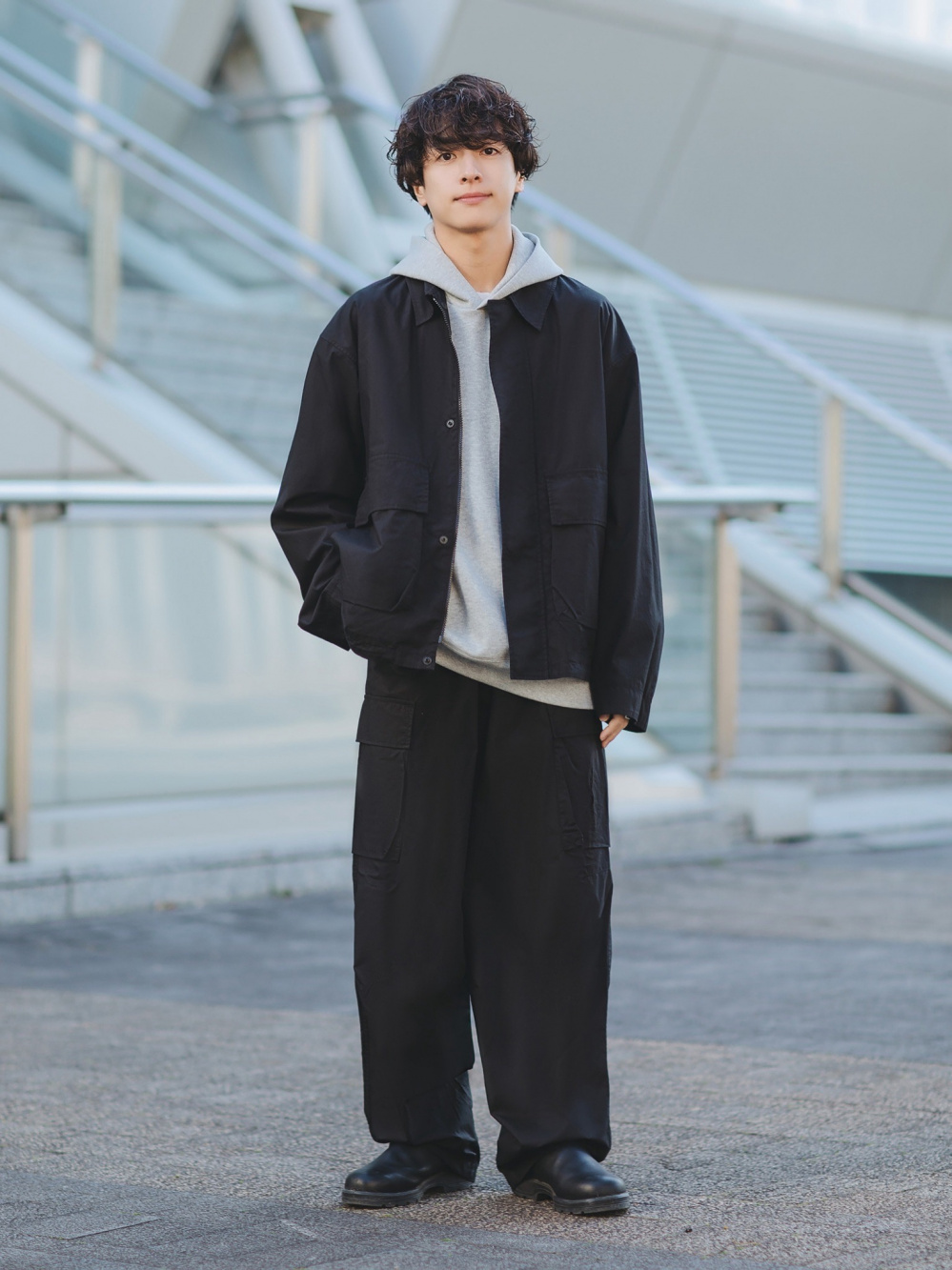 コットンショートブルゾン、ワイドフィットカーゴパンツ」の着用