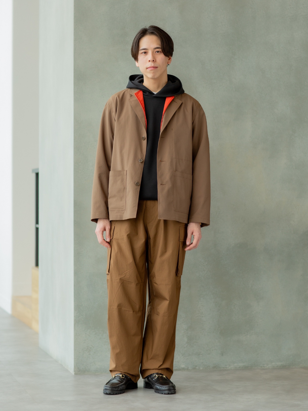 コットンショートブルゾン、ワイドフィットカーゴパンツ」の着用