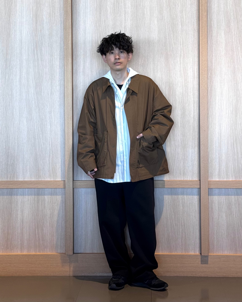 コットンショートブルゾン、ワイドフィットカーゴパンツ」の着用