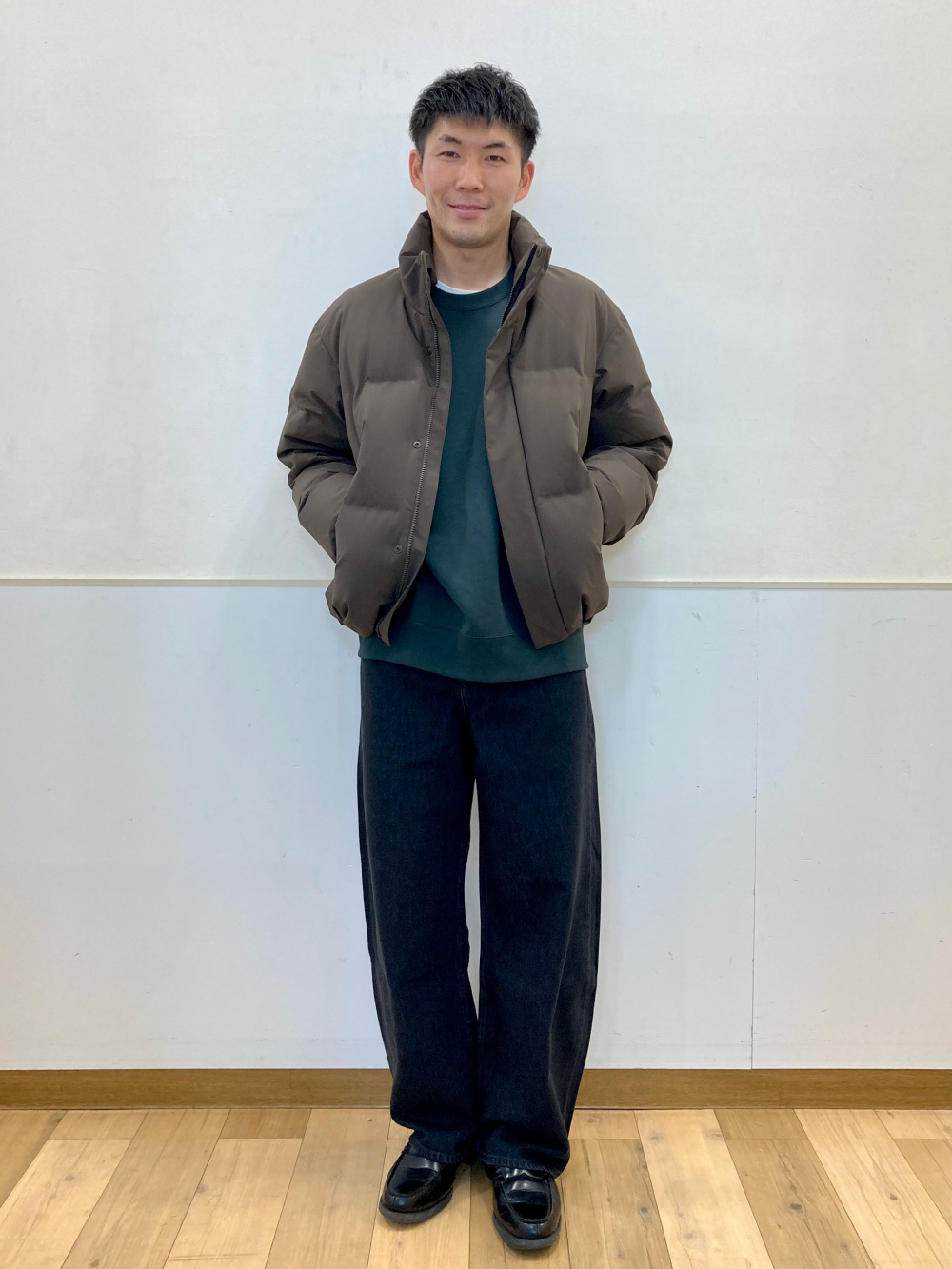 オーバーサイズスウェットシャツ、シームレスダウンジャケット」の着用