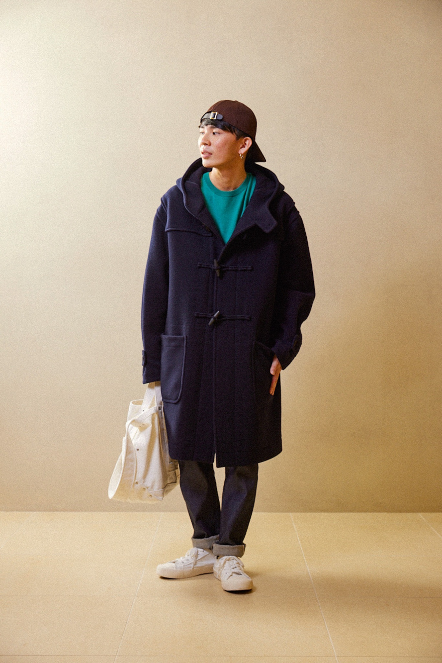 ダッフルコート、フランネルチェックシャツ（長袖）」の着用