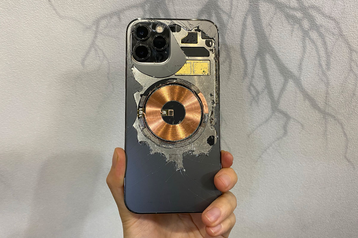 iPhone 12 Pro 背面ガラスバックパネル割れ交換 | APPLEMAC三宮元町