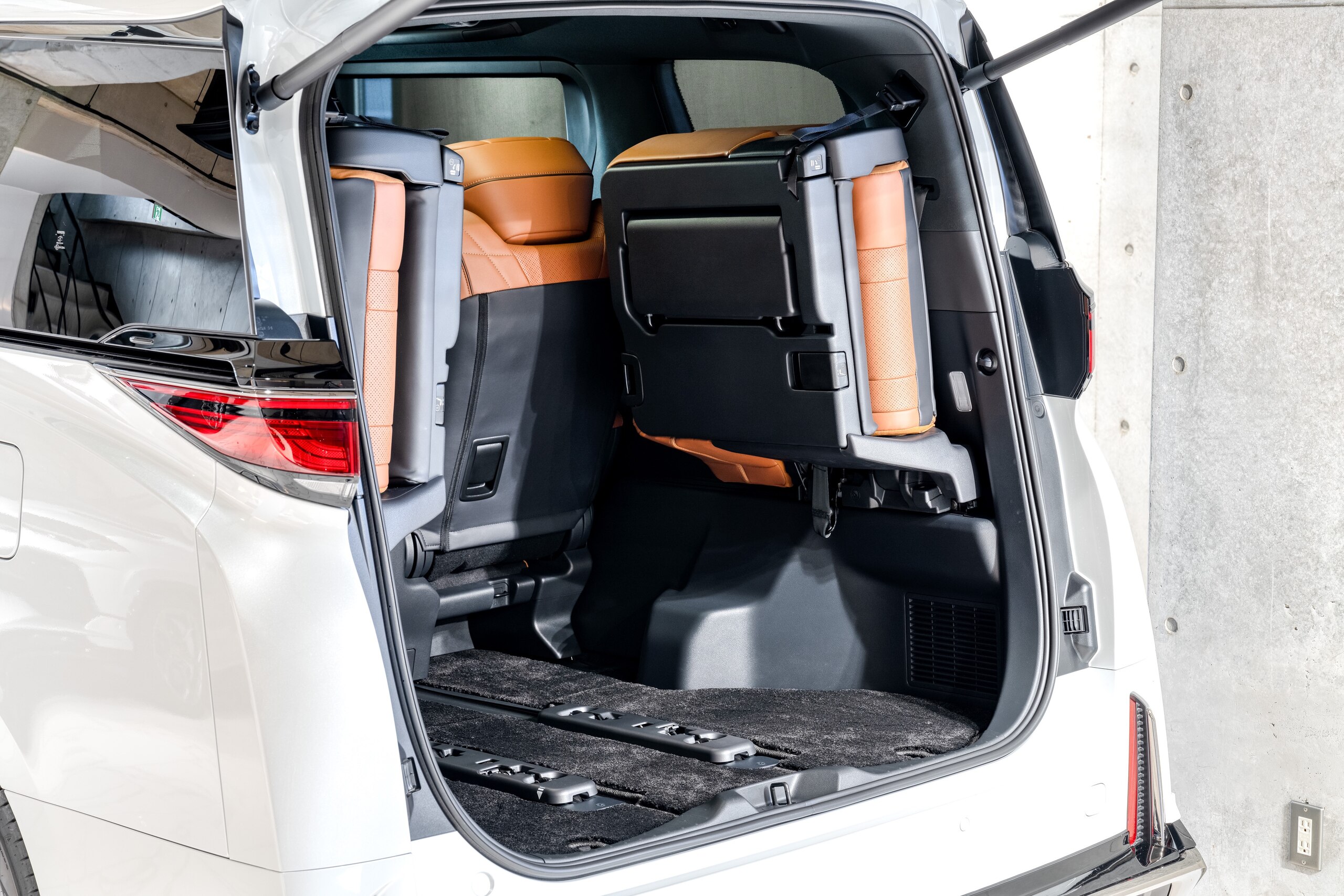 トヨタ ヴェルファイア(H27年1月～のHYBRID含む) 2.4Zプレミアの車両