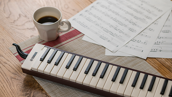 シンプルであたたかみを感じさせるデザインの大人向けピアニカ登場