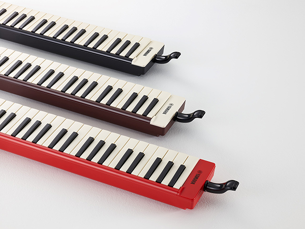 大人になったピアニカ”から明るい音色とレッドカラーのモデルが登場
