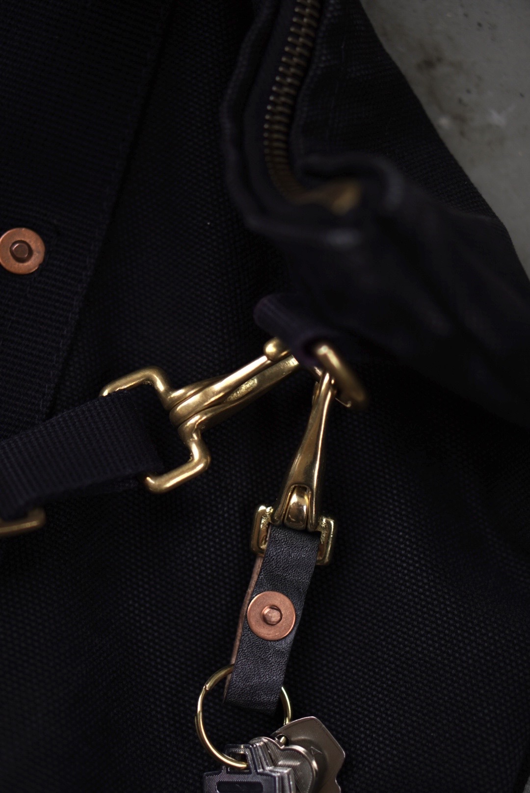 CHARLIE BORROW 5mm OAK Bark Full Grain Leather Belt、Key Clip