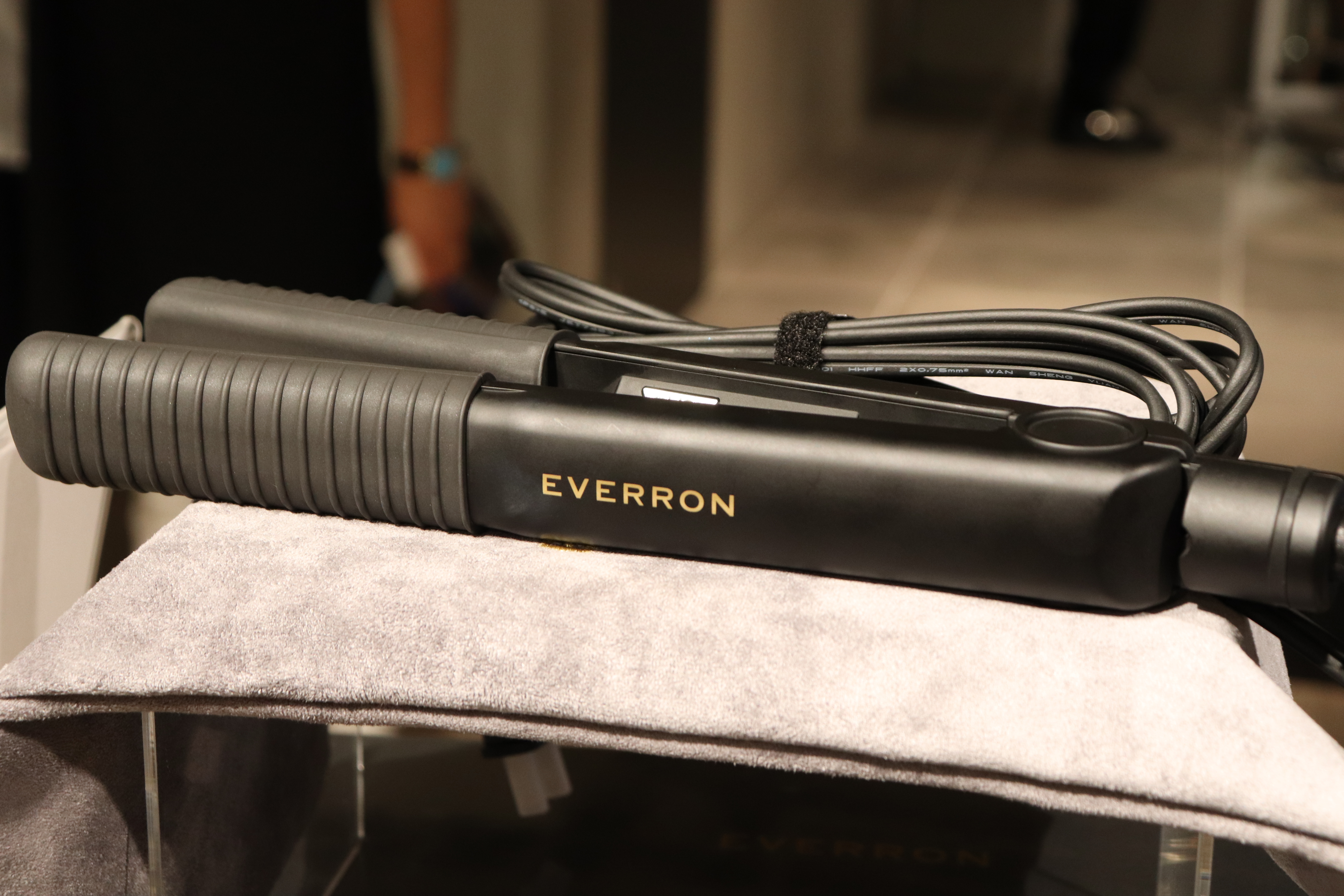 髪も肌もヤケドしない！新時代のヘアアイロン「エヴァロン」が新発売