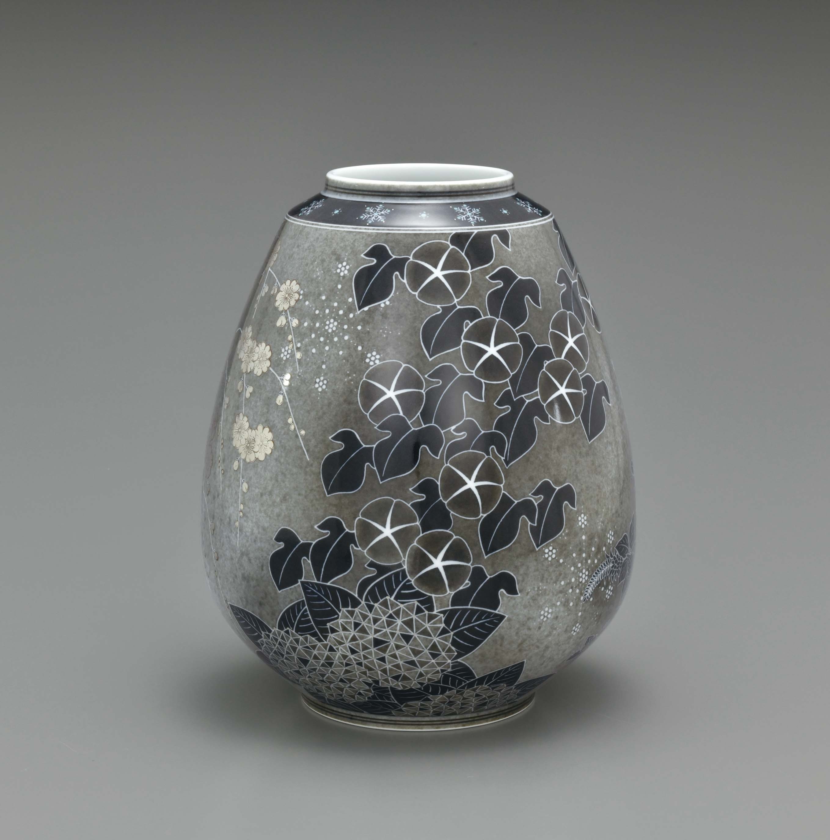 十四代 今泉今右衛門『 襲名20年記念特別作品「色絵薄墨墨はじき四季花