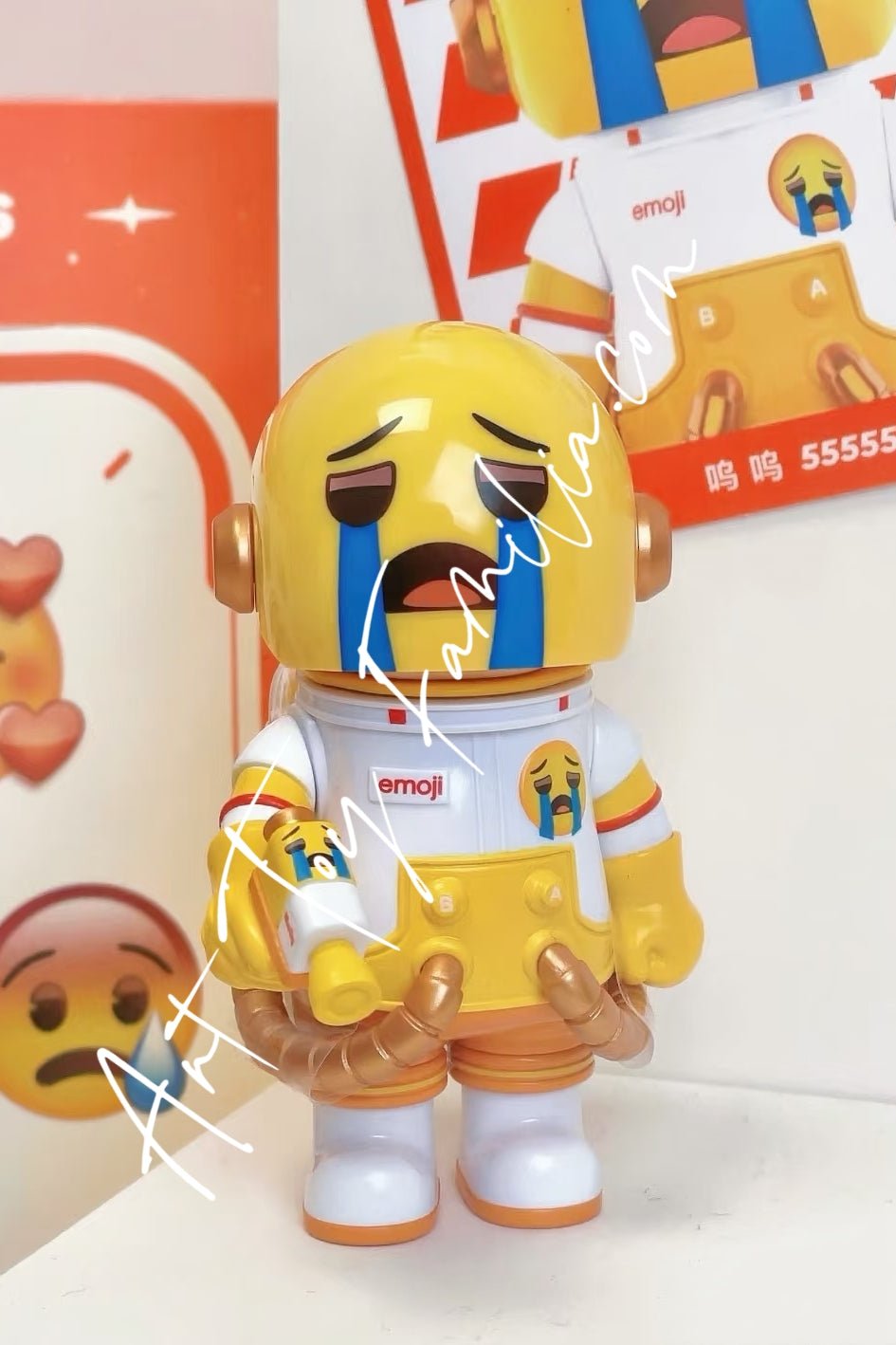 MEGA Space Molly 100% × emoji Series | POP MART – Art Toy Familia