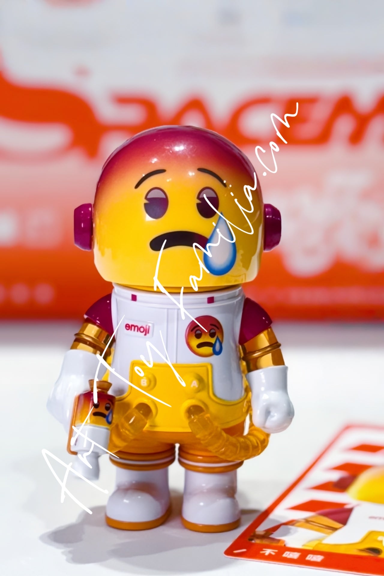 MEGA Space Molly 100% × emoji Series | POP MART – Art Toy Familia