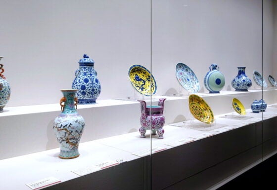 景徳鎮製】景徳鎮の伝統 中国の名窯 乾隆年製 錦宮廷女官図 極薄胎 大