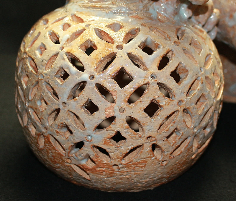 22385 人間国宝 10代三輪休雪(休和) (萩焼玉取獅子之置物) MIWA