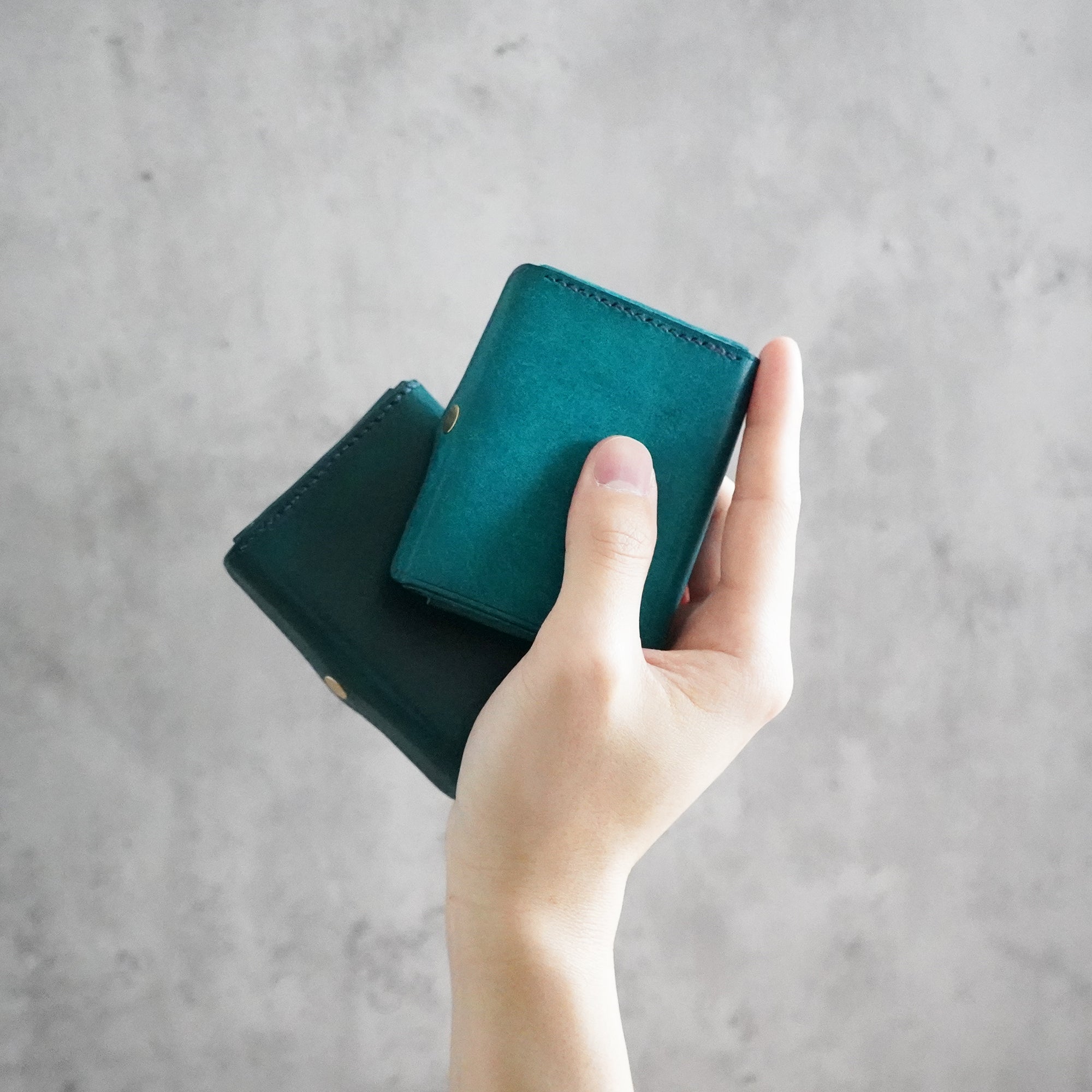 圧倒的な携行性！カードサイズの極小三つ折り財布『timik ティミック』