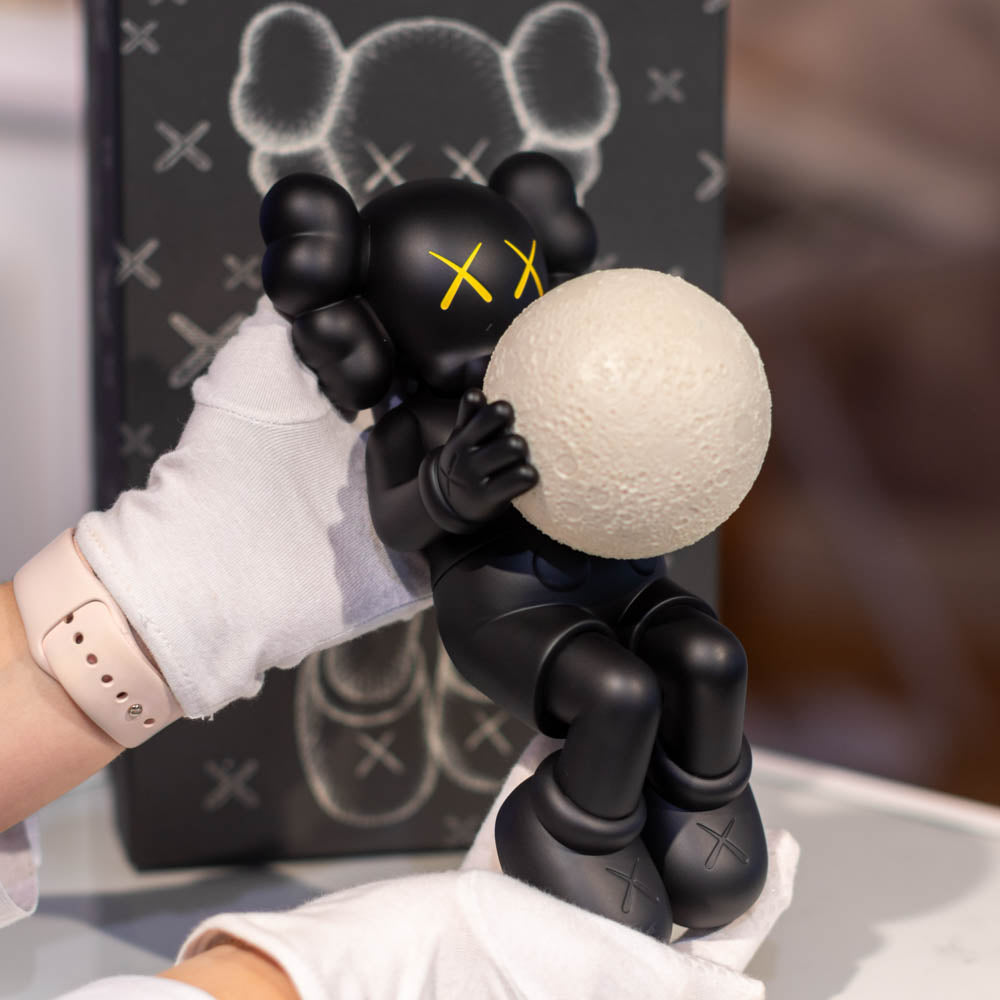 HOLIDAY SHANGHAI - Figure (Black) | Artmarket Gallery