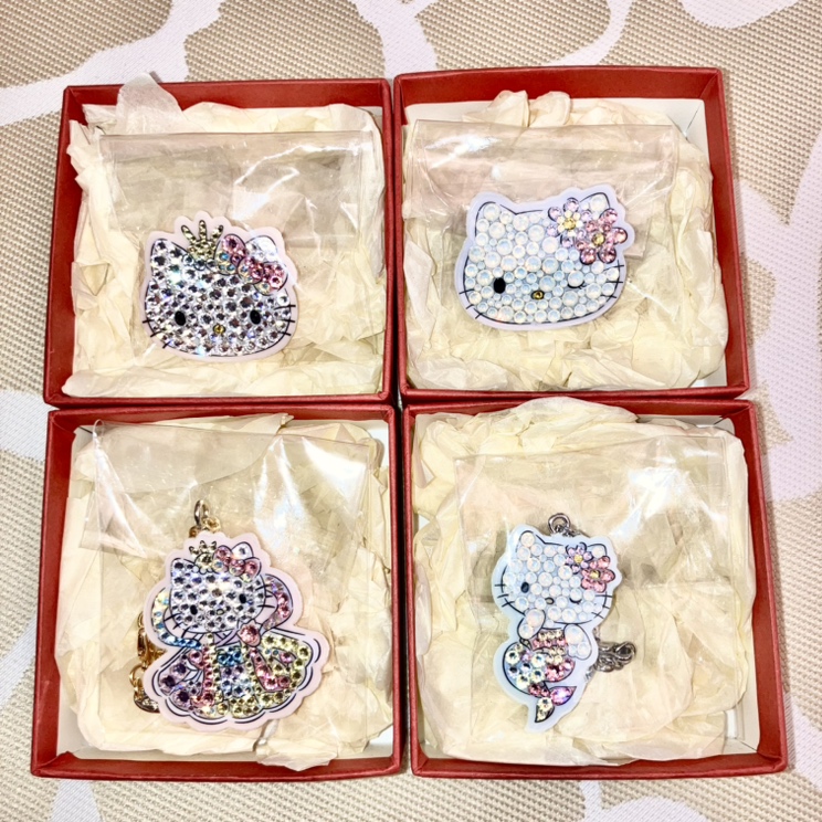 Bling Me!×HELLO KITTY SMILEバッグチャームとブローチをご紹介