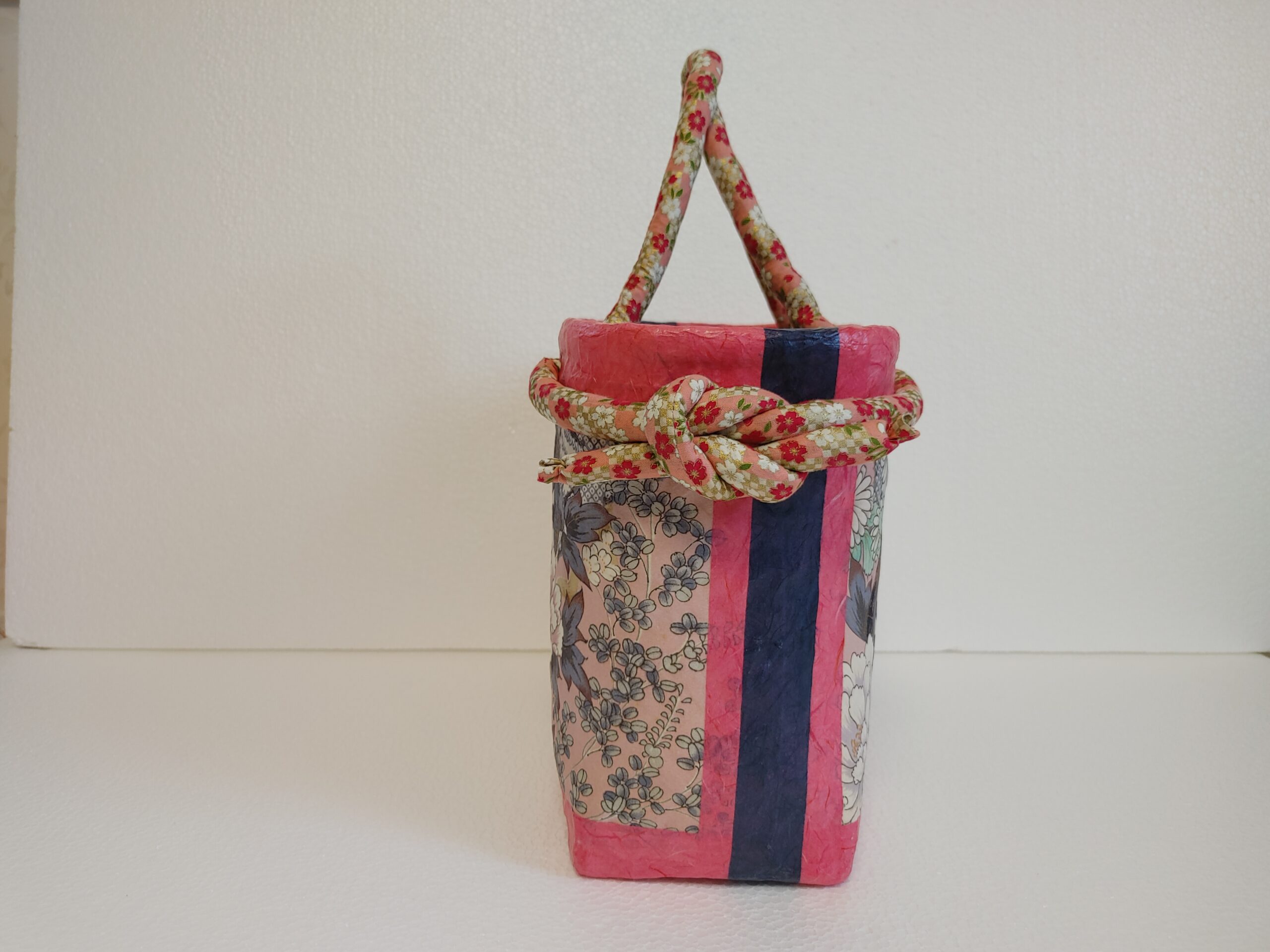 No.40 一閑張り カゴバック 薄桃色地 片輪車に四季草花 牡丹 縁ピンク