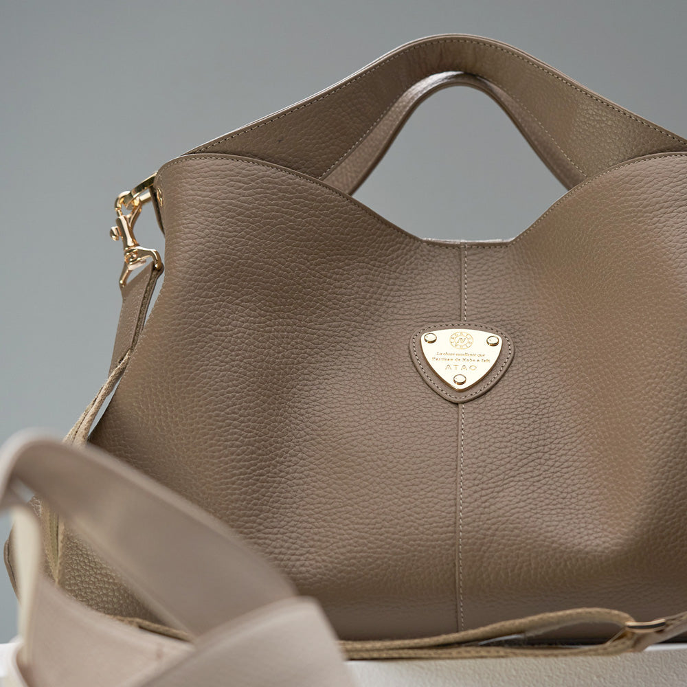 大人女子から人気のグレージュのバッグの魅力を紹介！人気のバッグの